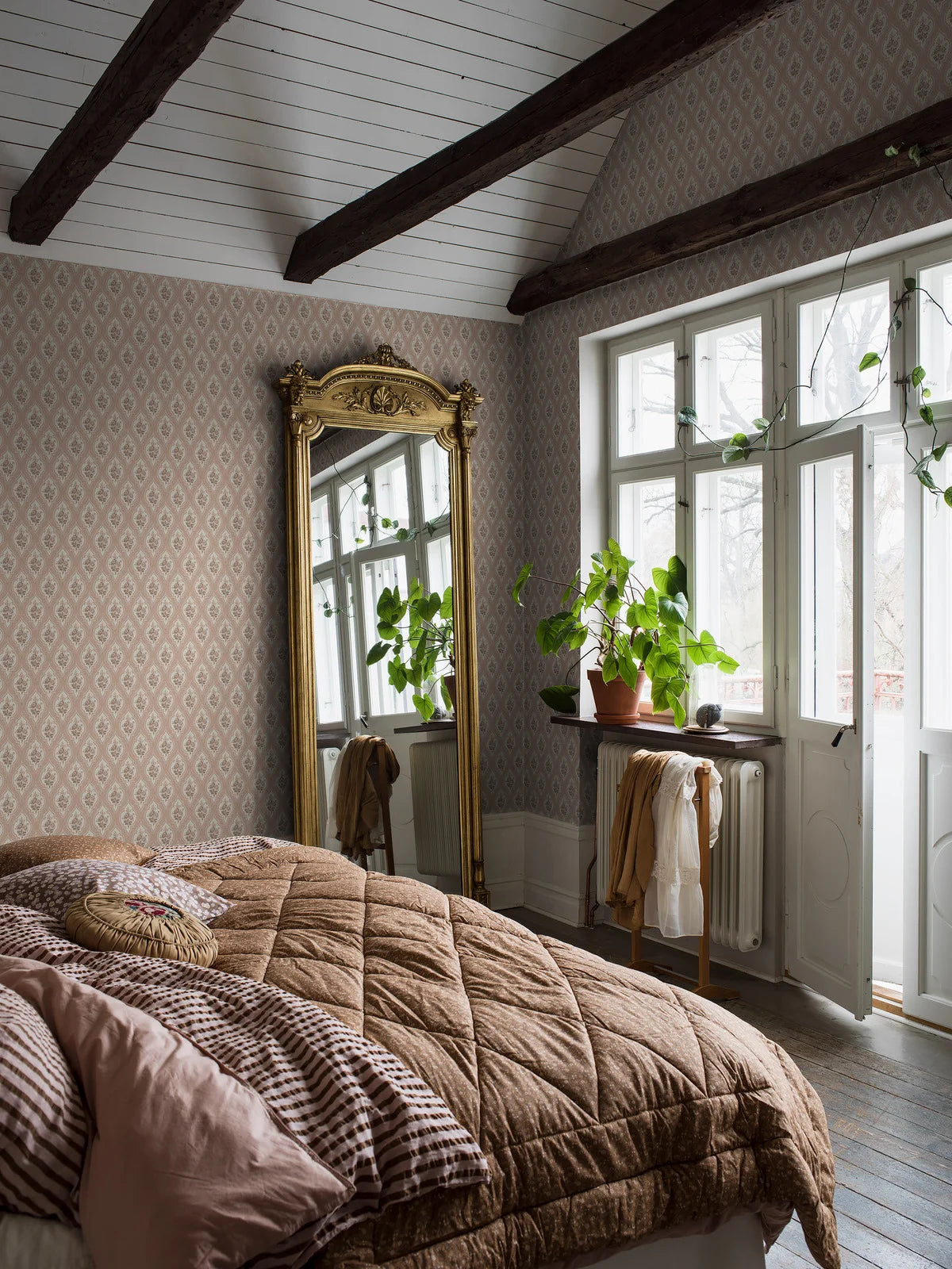 Behang met plantaardig medaillonpatroon ETERNAL FLOWER roze