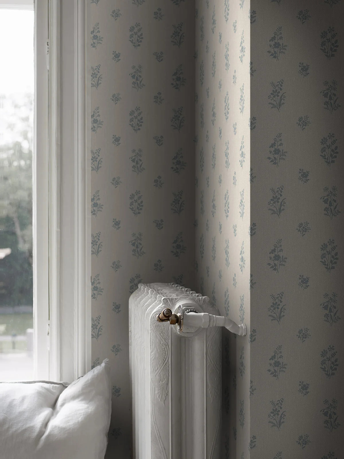 Vliesbehang met plantaal patroon PETIT FLEURS beige met blauw