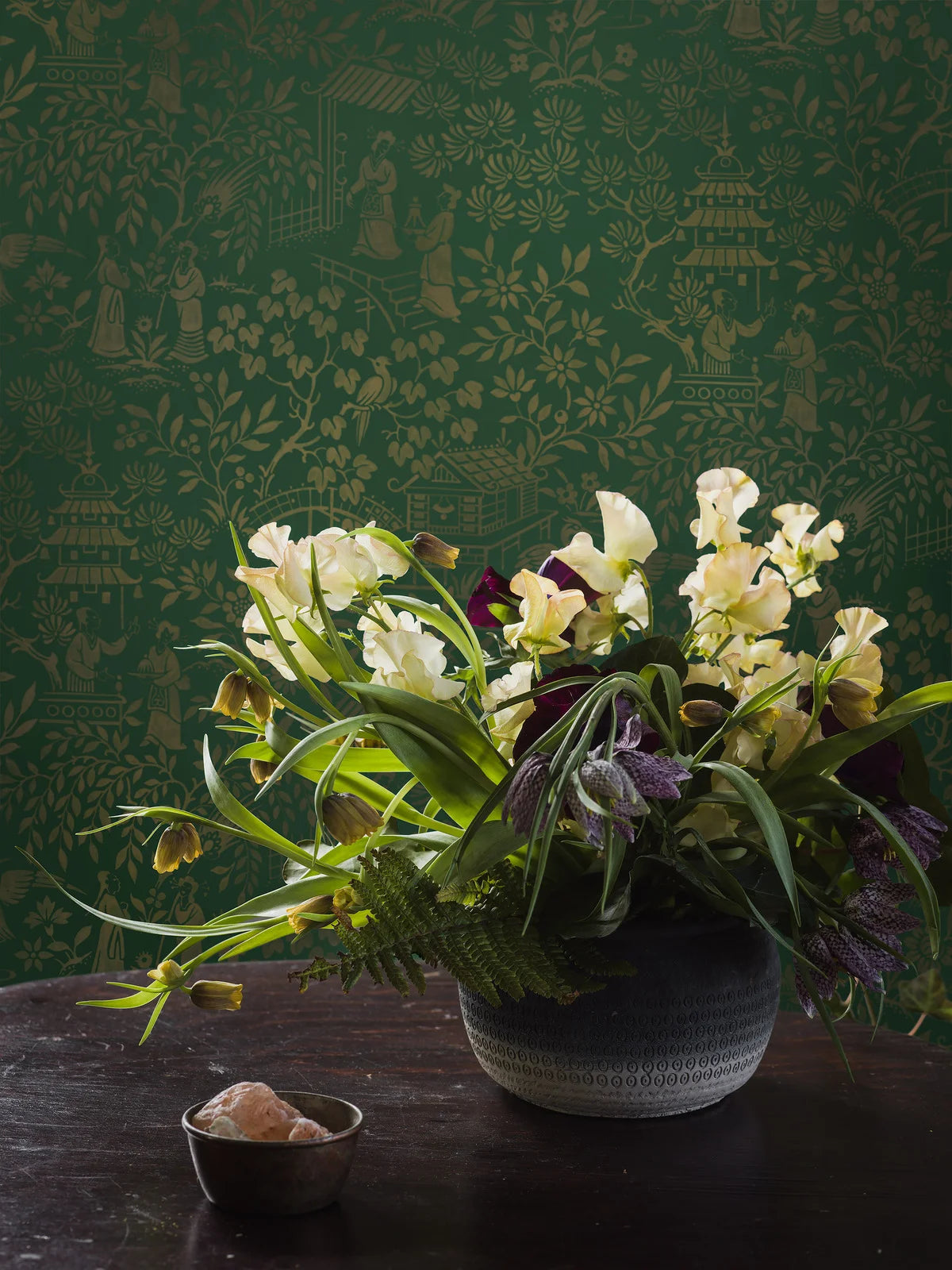 Non-woven paper wallpaper with a botanical pattern ORIENTAL GARDEN green with gold