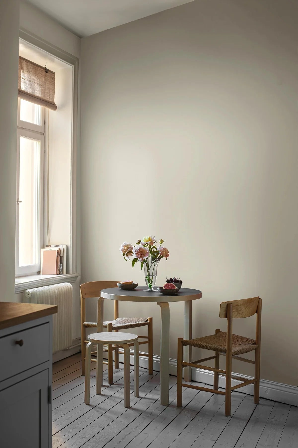 Tapeta strukturalna imitująca len LINEN - LIGHT LINEN jasny szary na ścianę – styl minimalistyczny