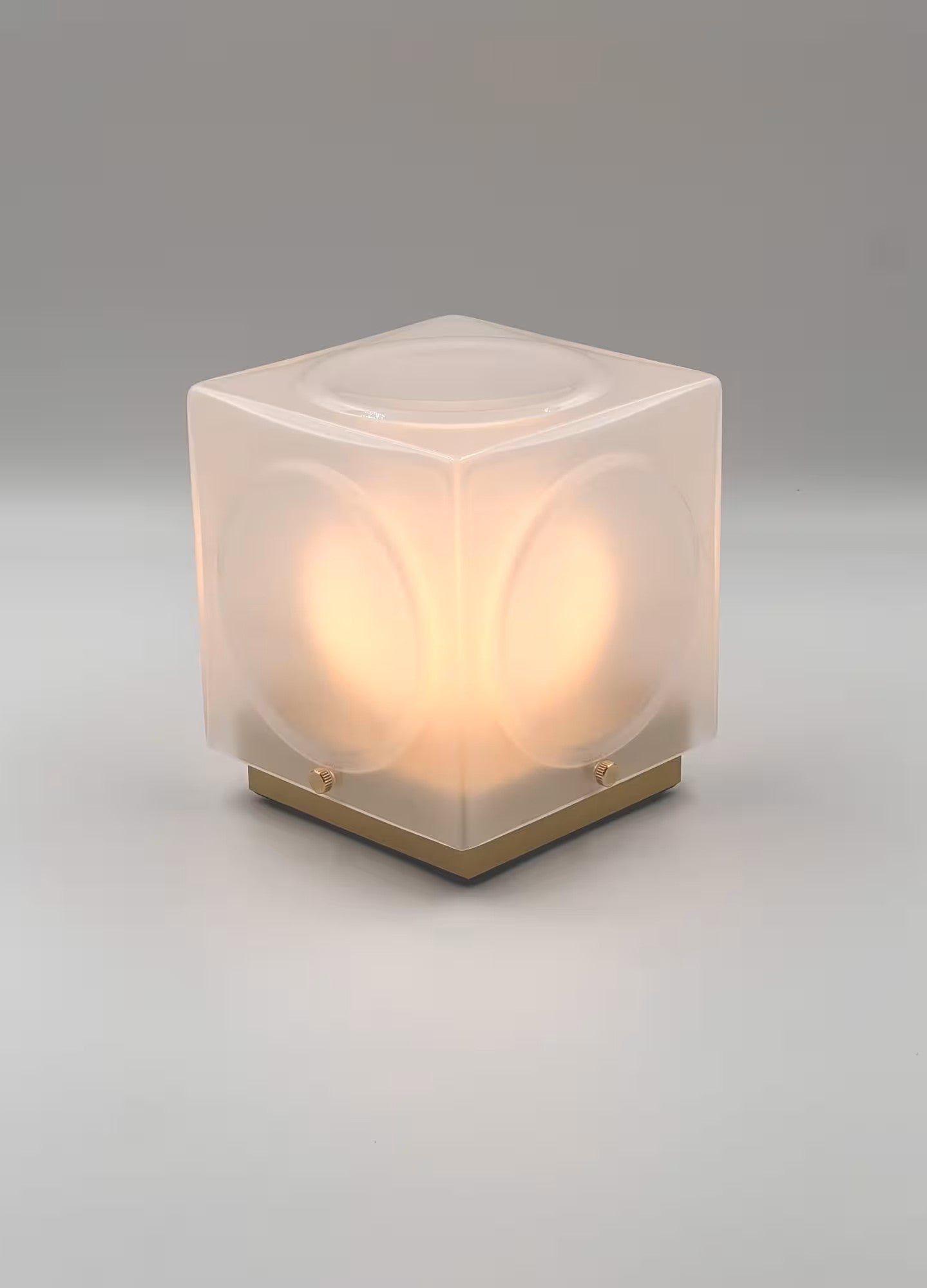 Draagbare lamp CHANT met een matte kap en een gouden voet.