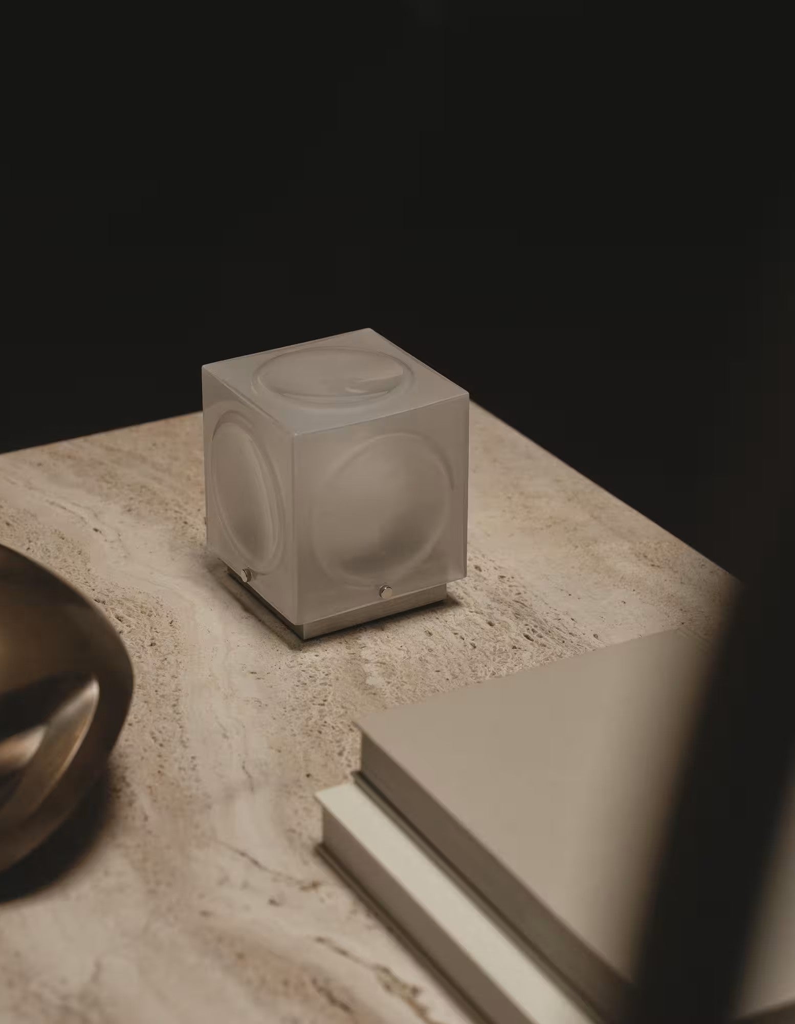 Draagbare lamp CHANT met een matte kap en een gouden voet.