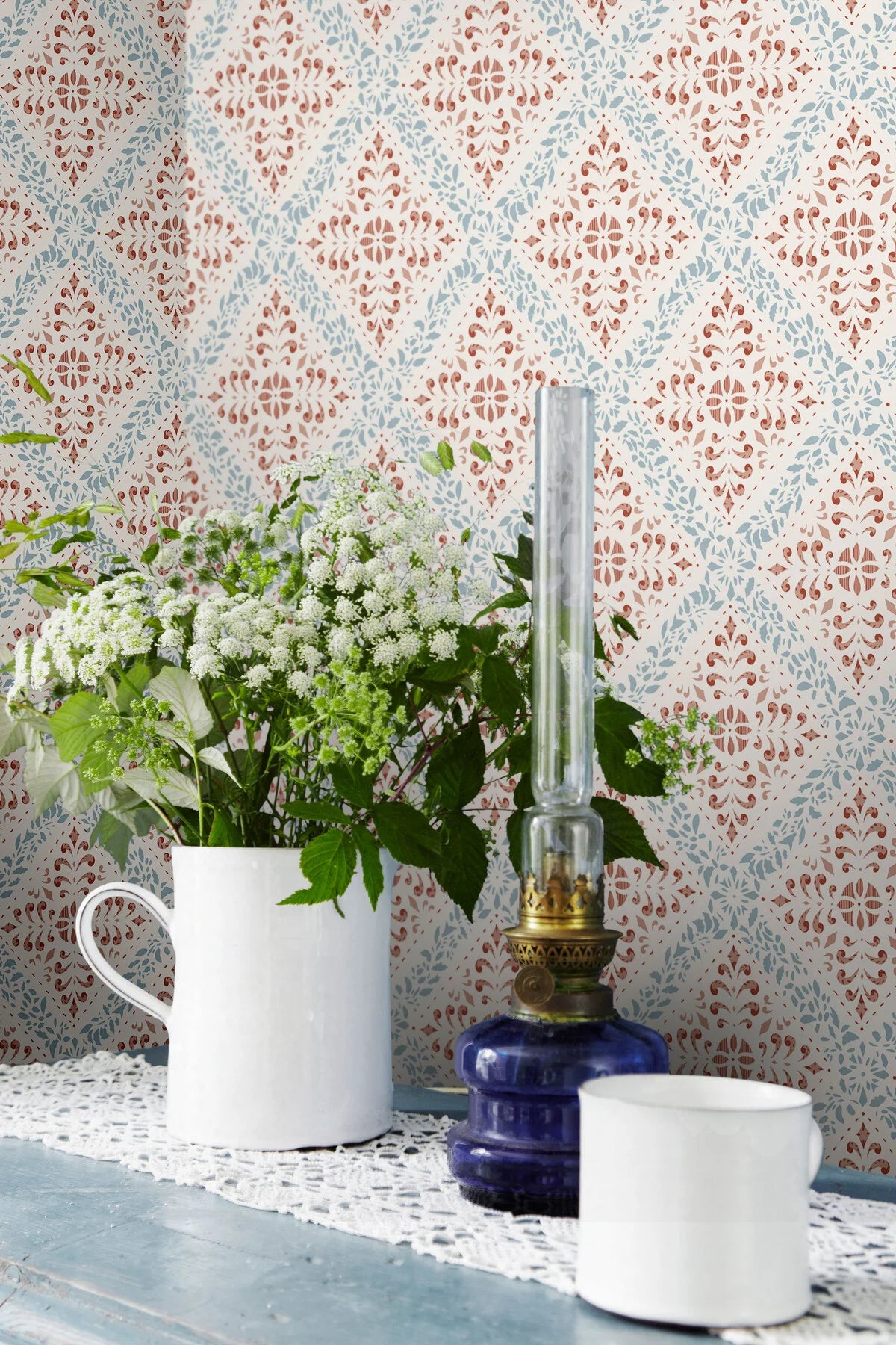 Vliesbehang met abstract patroon NYBORG terracotta met blauw