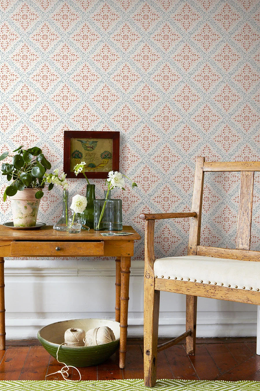 Vliesbehang met abstract patroon NYBORG terracotta met blauw