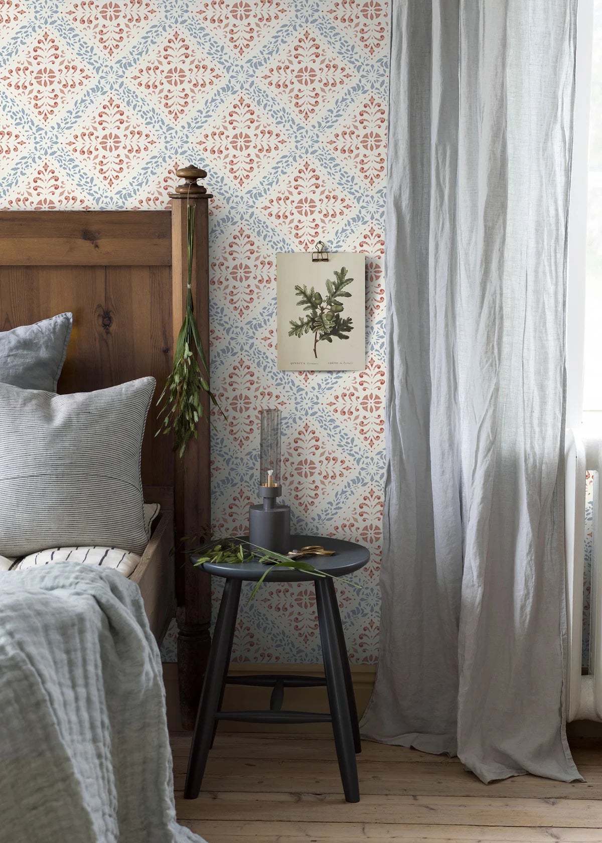 Vliesbehang met abstract patroon NYBORG terracotta met blauw