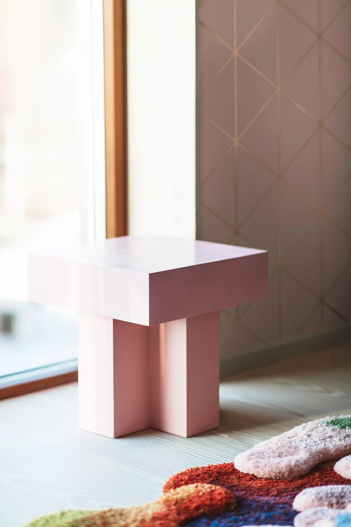 Non-woven paper wallpaper with a geometric DIAMONDS pattern in pink