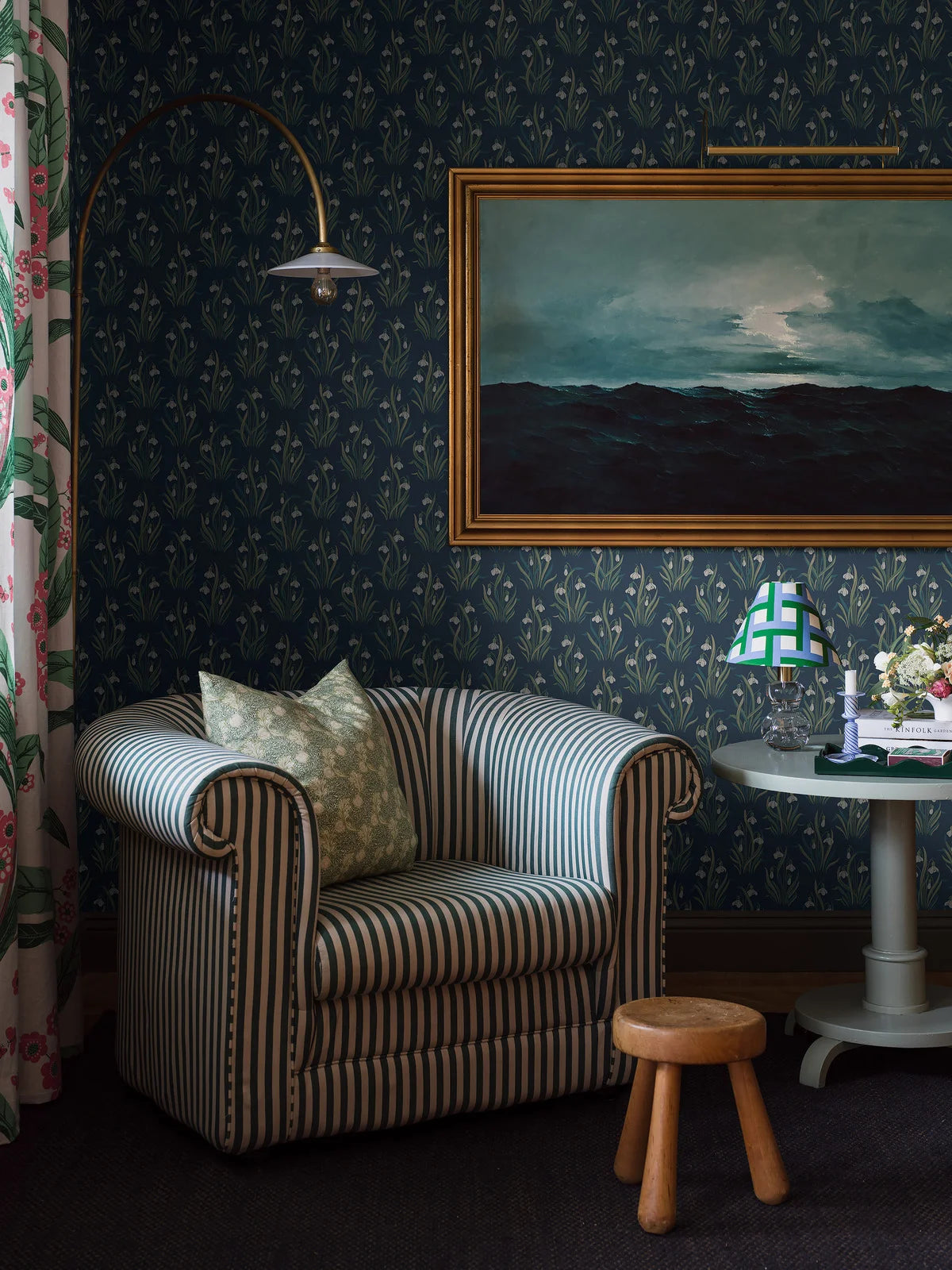 Blue and Green Floral Pattern Wallpaper SNODROPPE