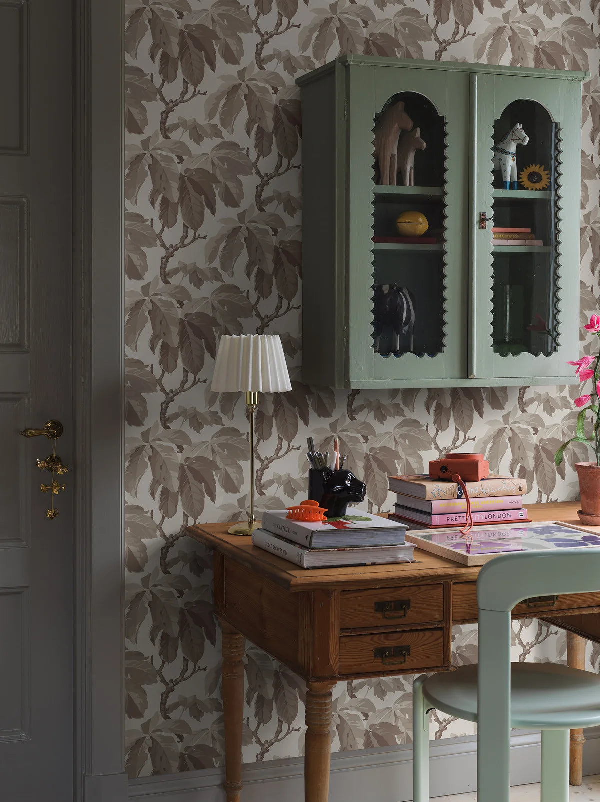 Witte KASTANJI behang met een plantenmotief van bladeren in bruin