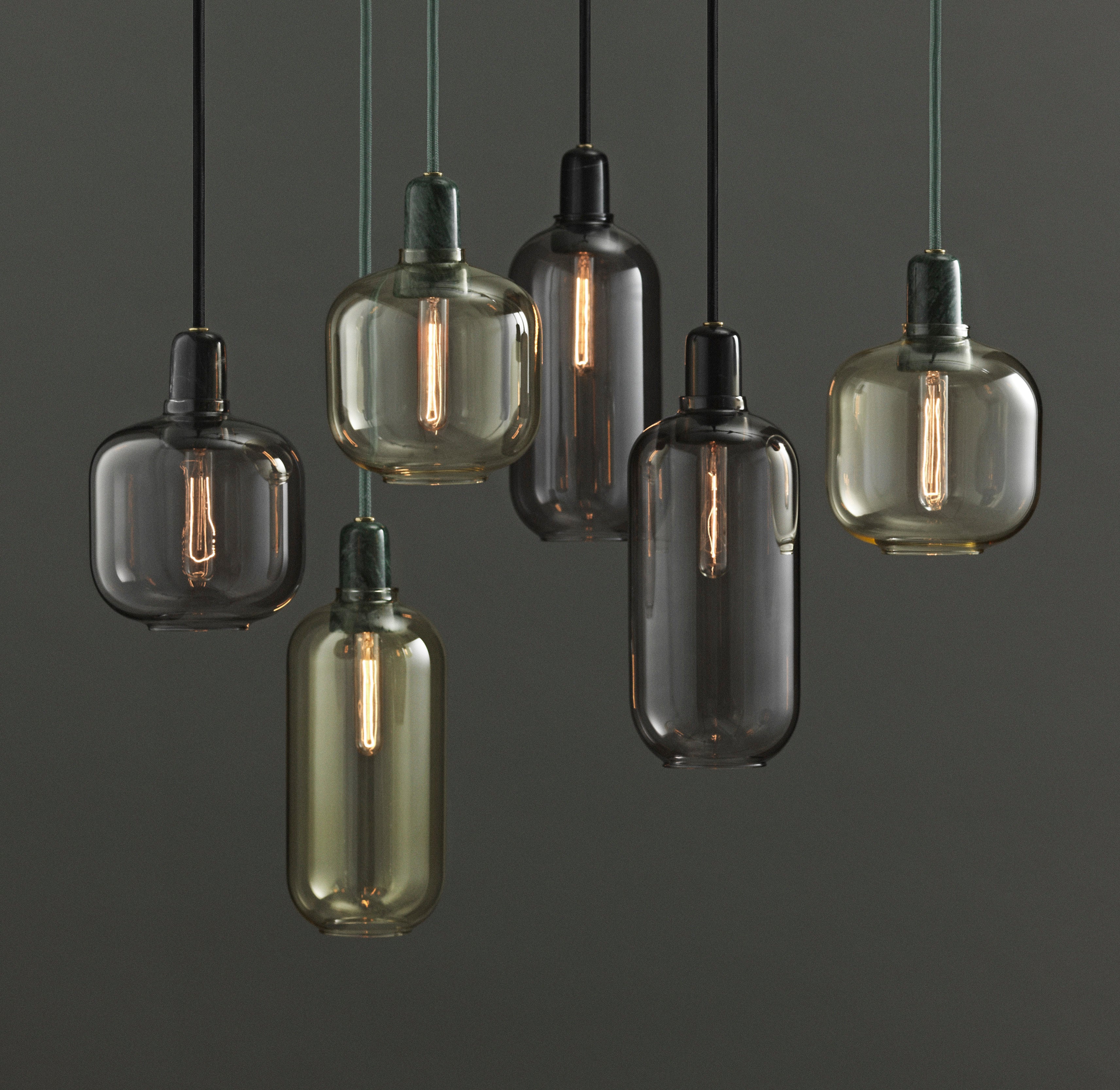 Hanglamp AMP LARGE rokerig glas met zwarte marmer