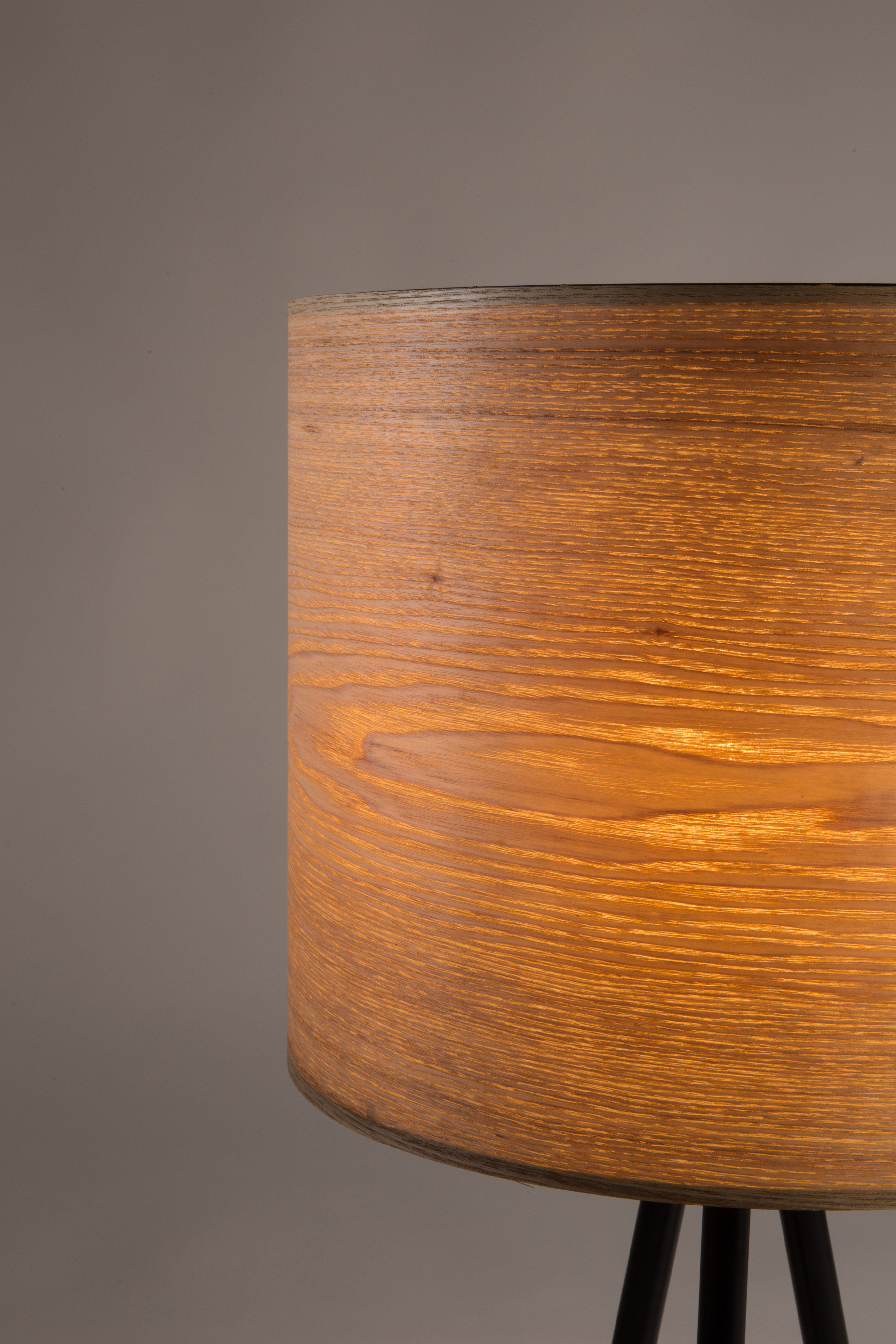 WOODLAND table lamp with ash veneer and black base