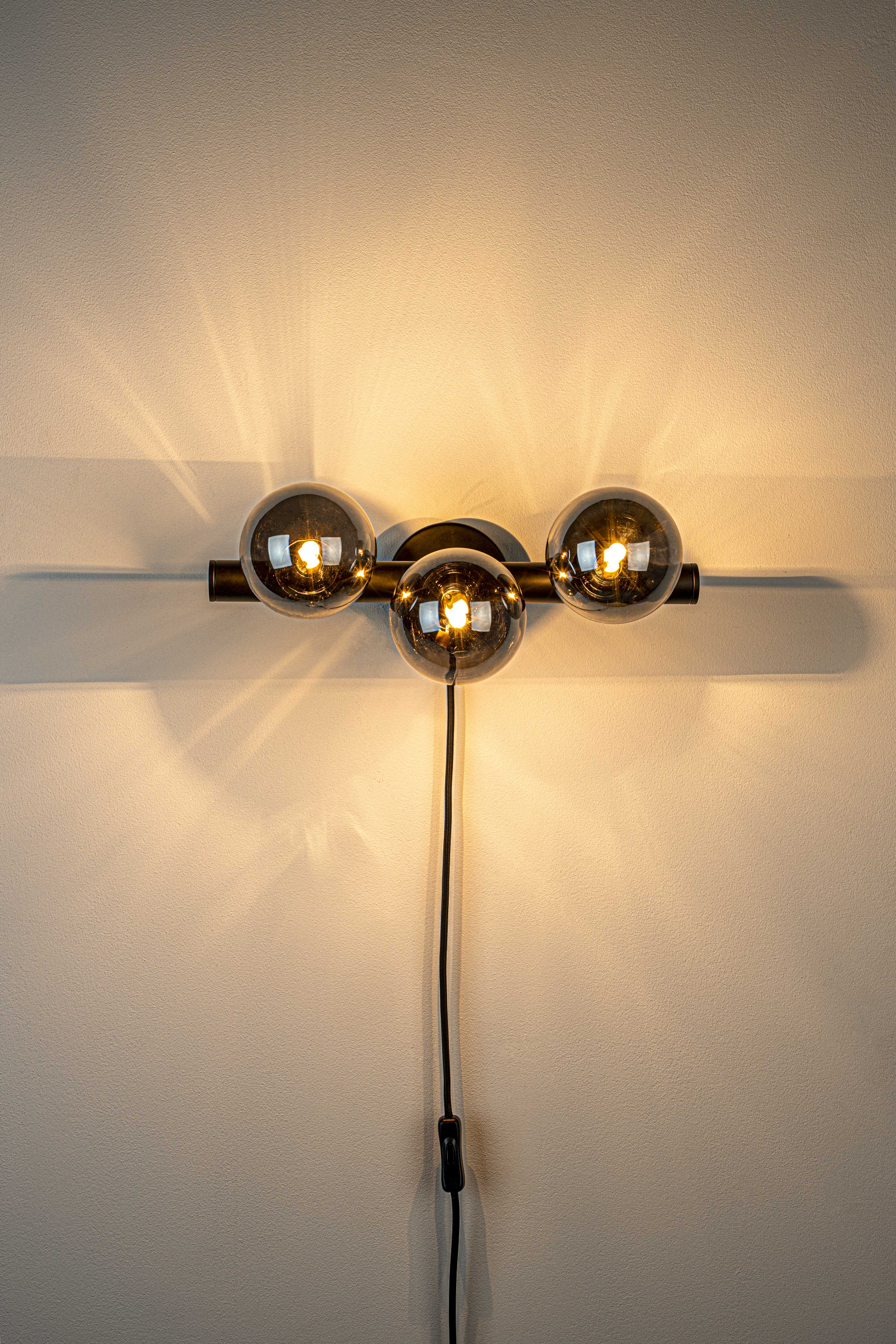 Driepunts wandlamp MONICA gerookt glas