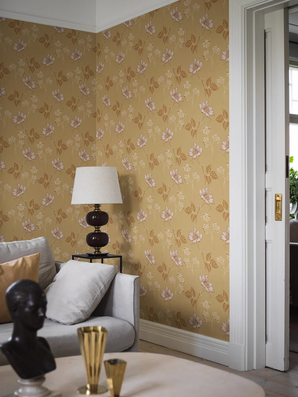 Gouden behang met bloemenmotief VALBORG in beige