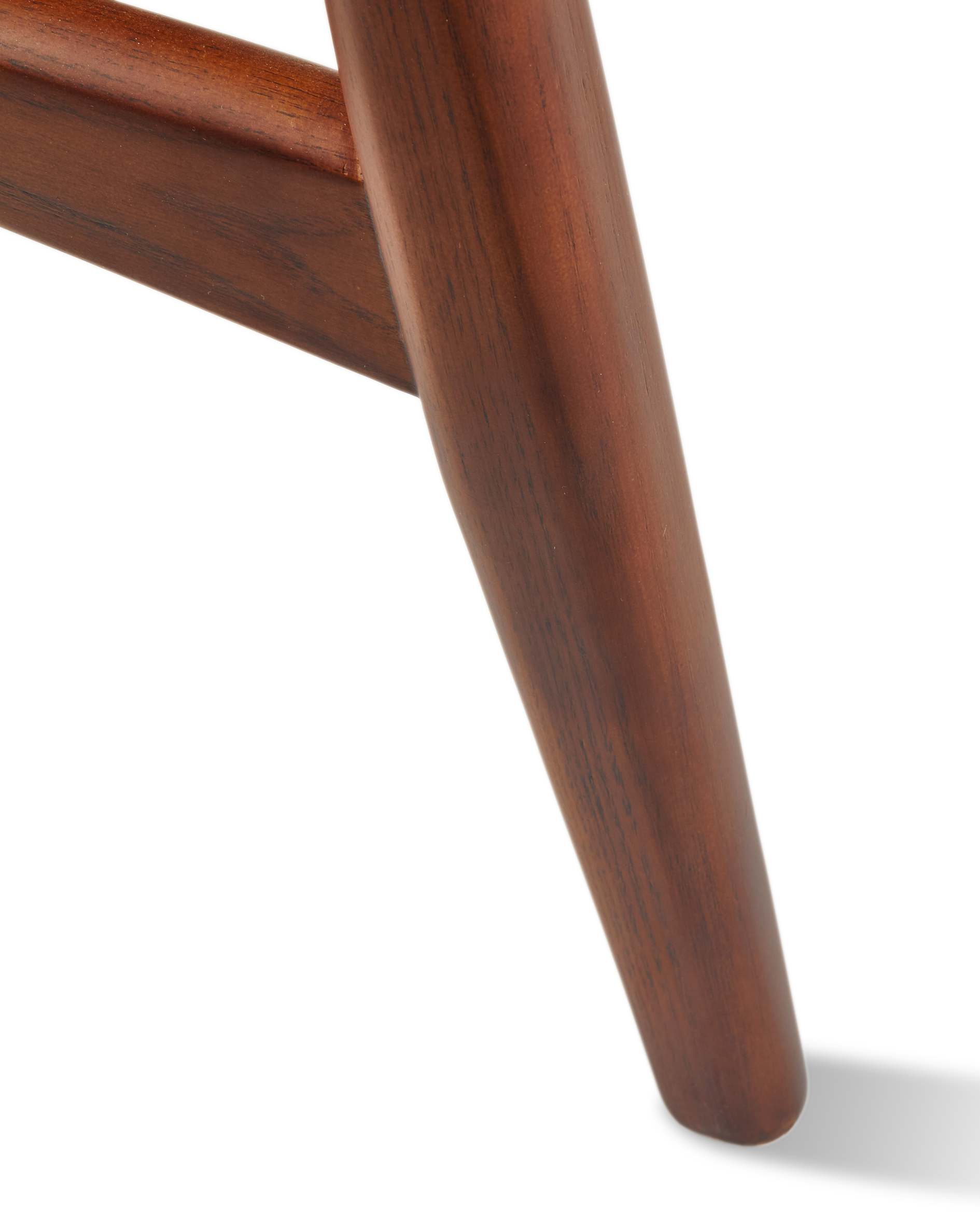 Fauteuil PEGGY in paarse kleur met geometrische patronen en houten basis