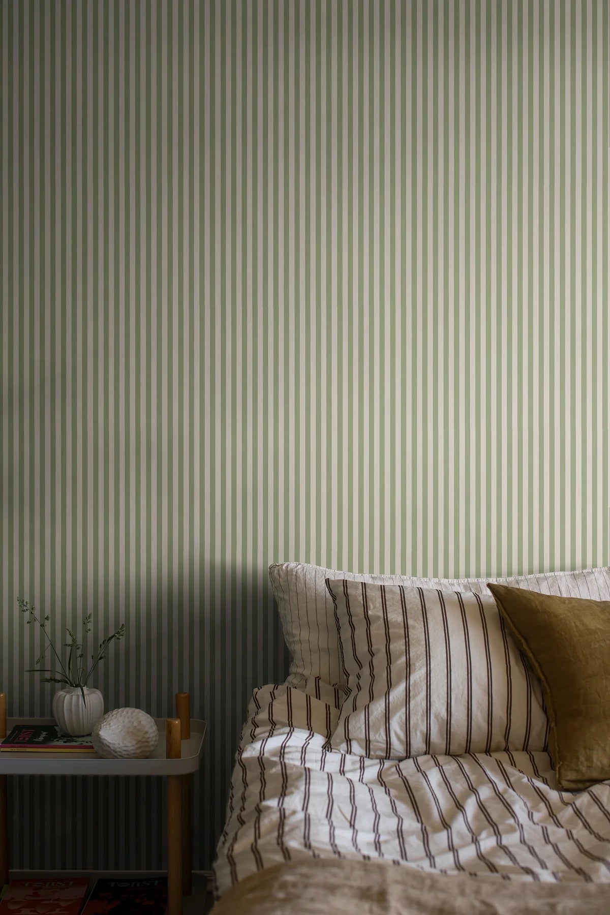 Behang met streepmotief MÖLLE STRIPE groen met beige
