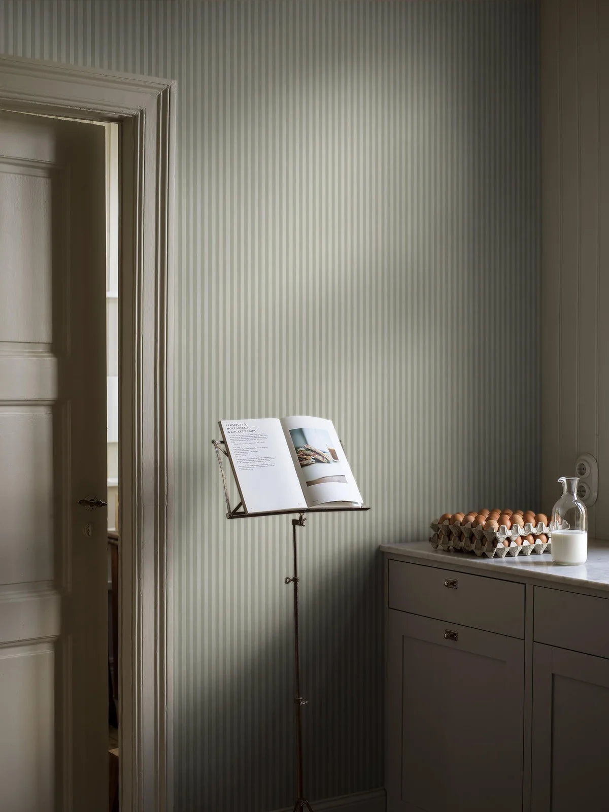 Behang met streepmotief MÖLLE STRIPE grijs met beige