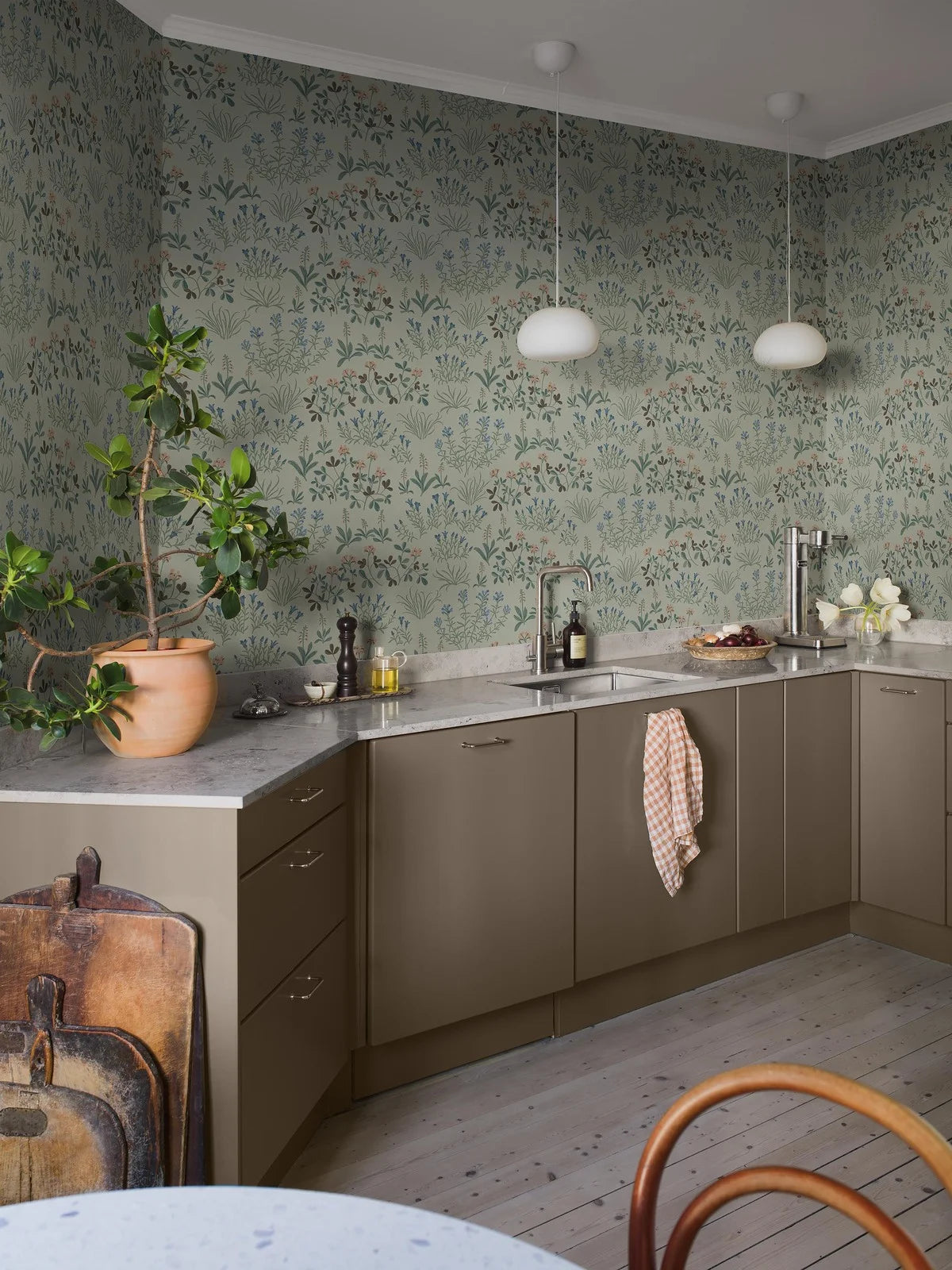 Tapete mit Pflanzenmotiv NORAS ANG, gedämpftes Grün mit Blau