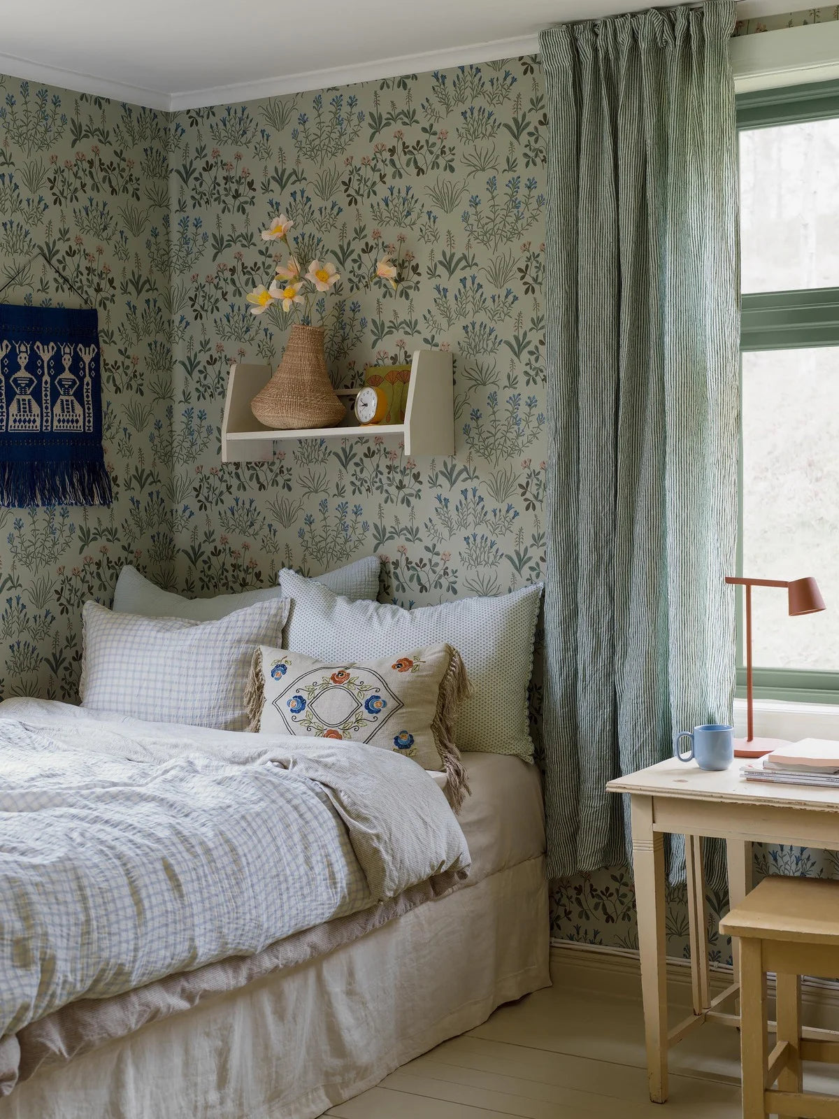 Tapete mit Pflanzenmotiv NORAS ANG, gedämpftes Grün mit Blau