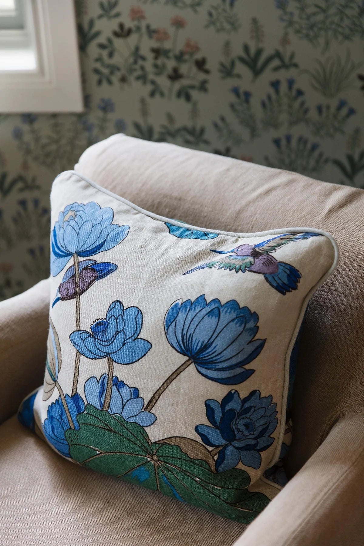 Tapete mit Pflanzenmotiv NORAS ANG, gedämpftes Grün mit Blau