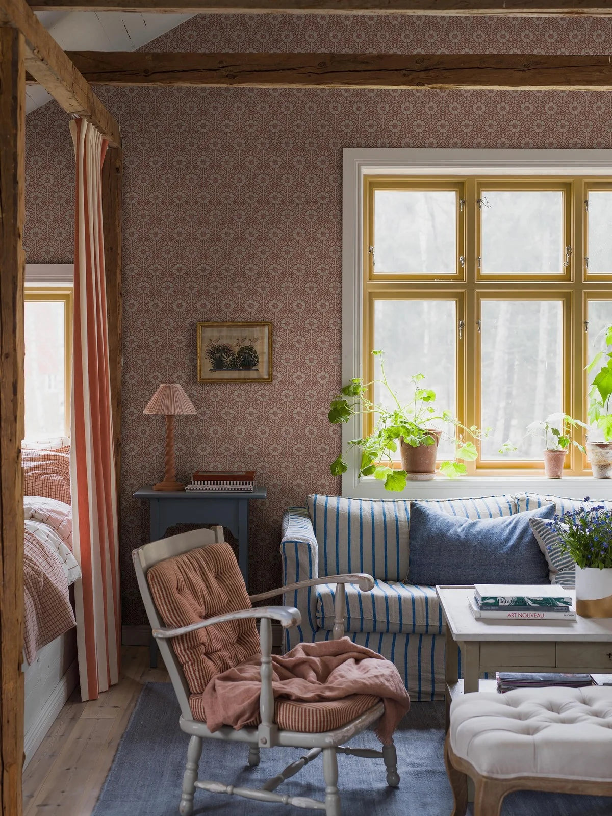 Behang met plantenmotief in bloemen NYPONROS terracotta met wit