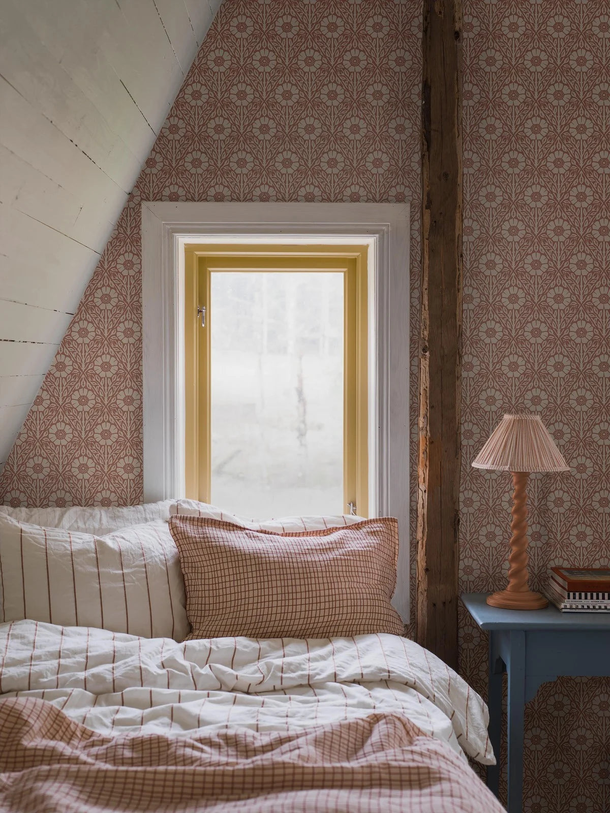 Behang met plantenmotief in bloemen NYPONROS terracotta met wit