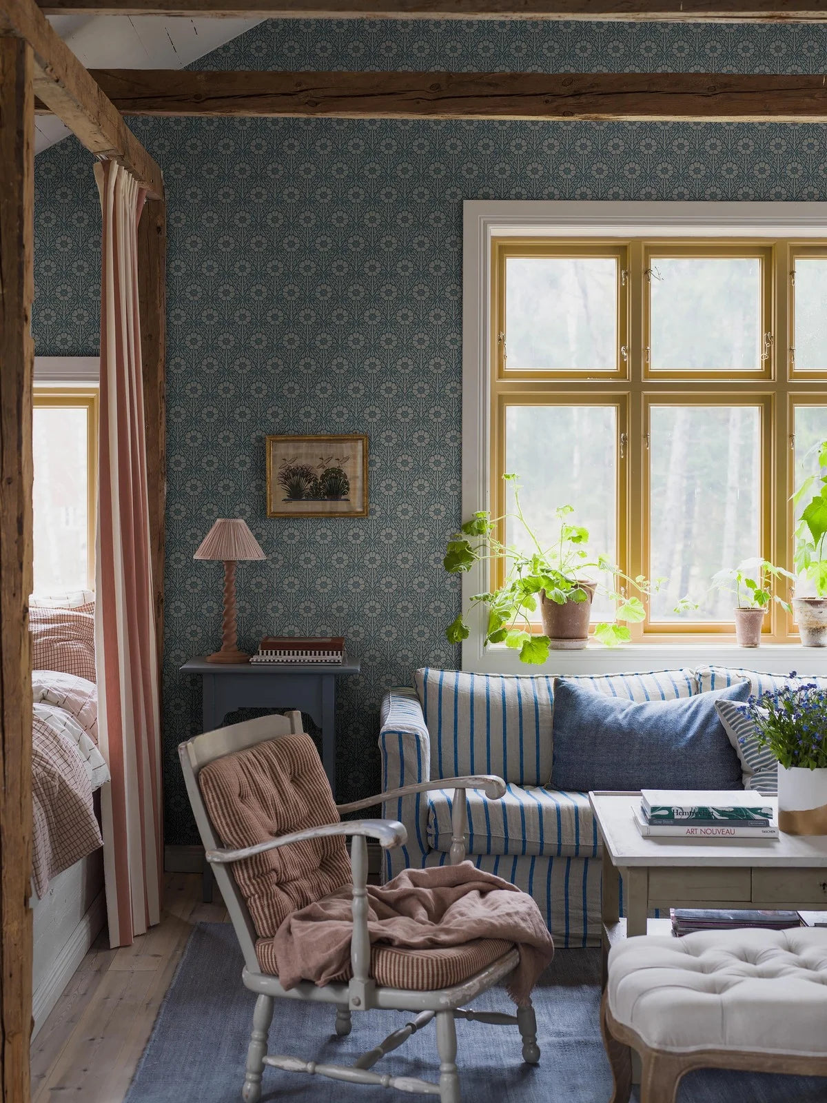 Tapete mit pflanzlichem Muster in Blumen NYPONROS blau mit Weiß
