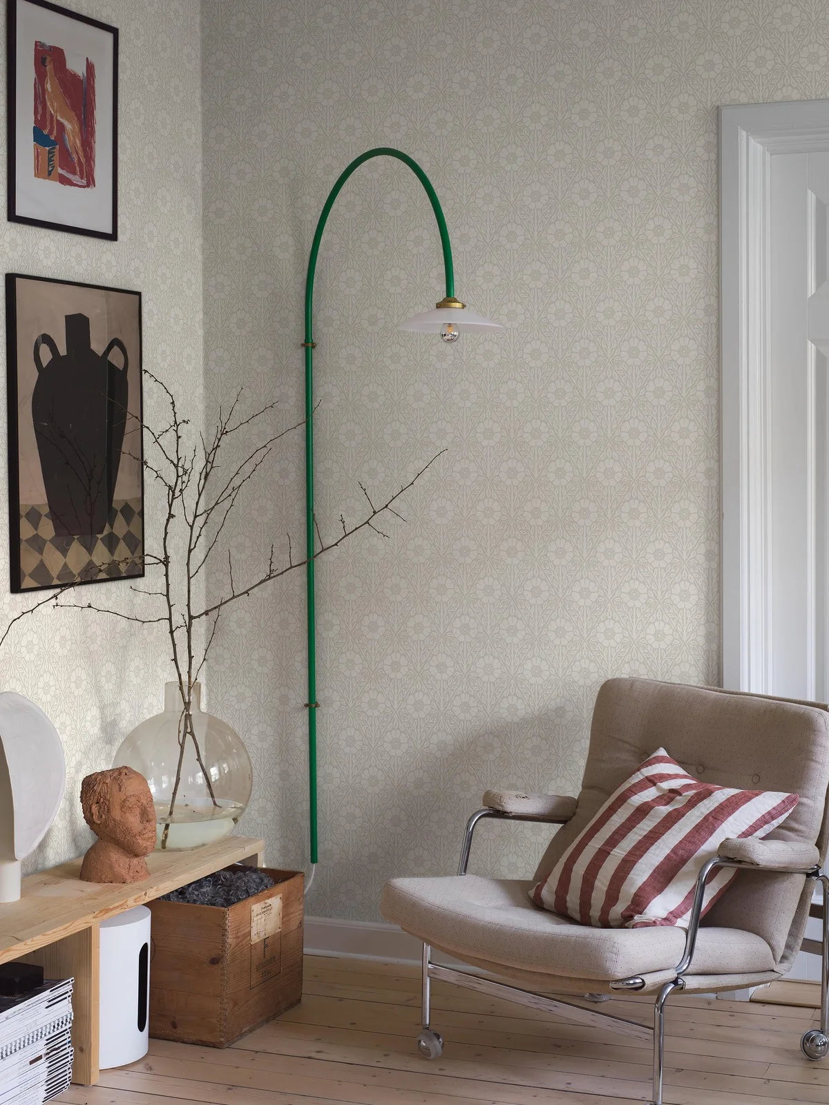 Behang met plantenmotief in bloemen NYPONROS grijs-beige met wit