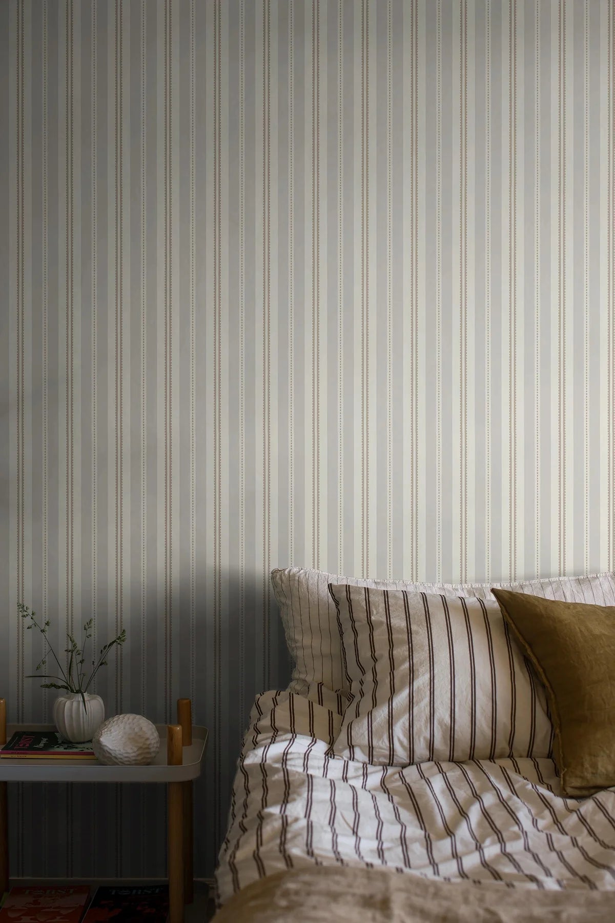 Gestreepte behang HEDDA beige met bruin