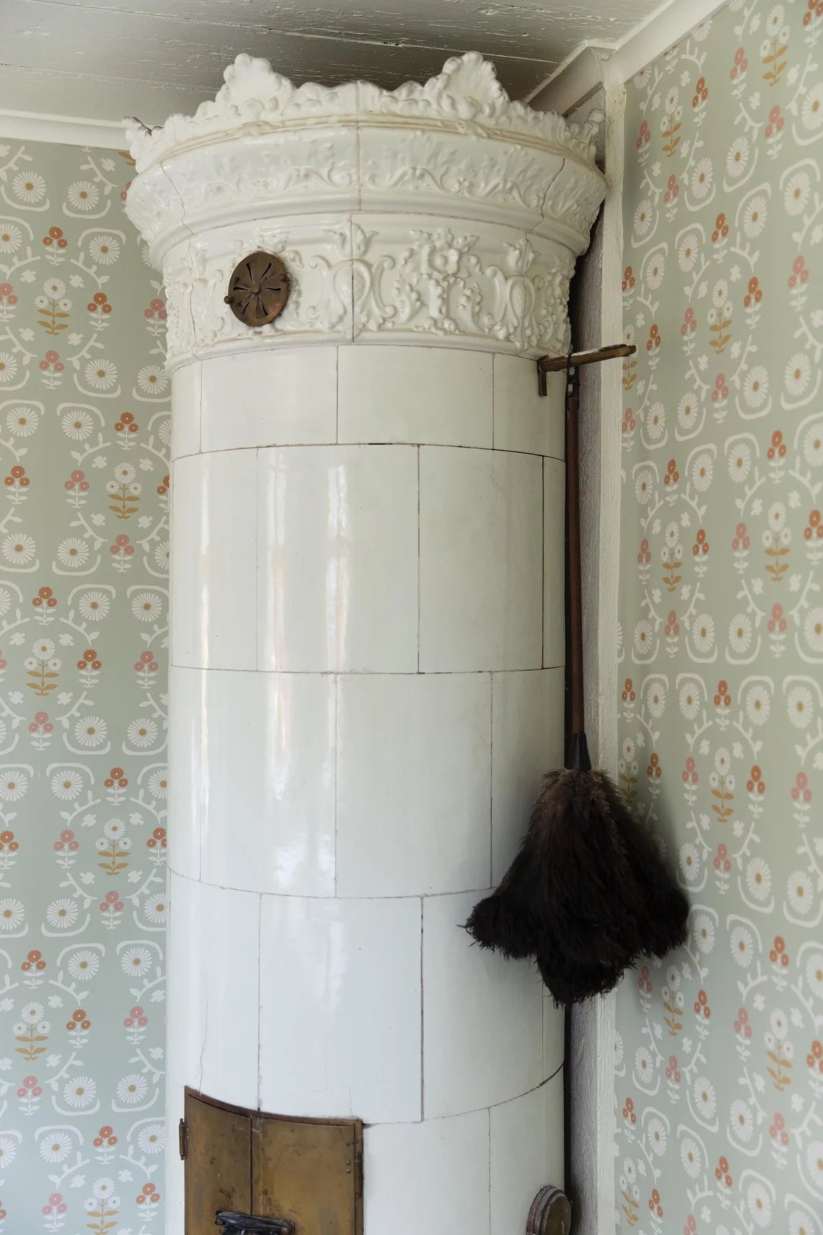 ISOLDE Green Floral Pattern Wallpaper with Cream