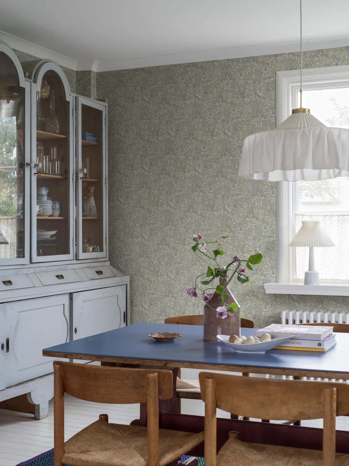 Behang met plantenmotief bloemen TUVA khaki met crème