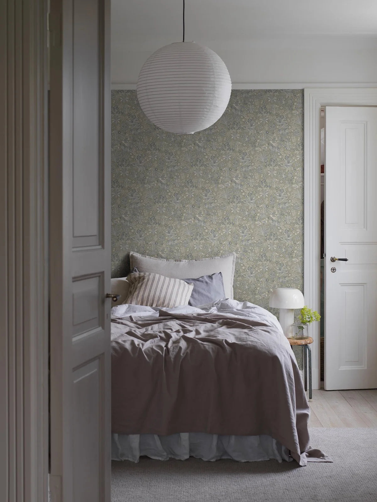 Behang met plantenmotief bloemen TUVA khaki met crème