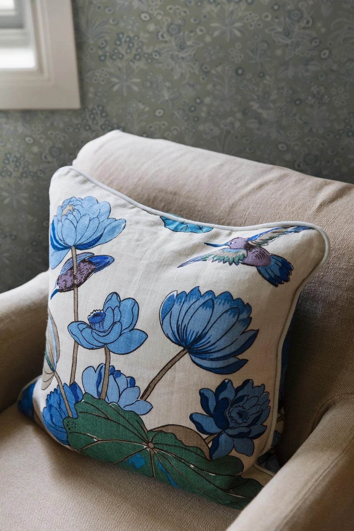 Behang met plantenmotief bloemen TUVA khaki met crème