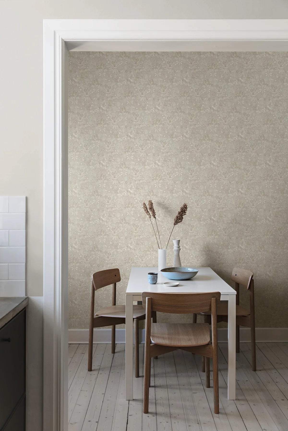 Beige floral pattern wallpaper TUVA with cream