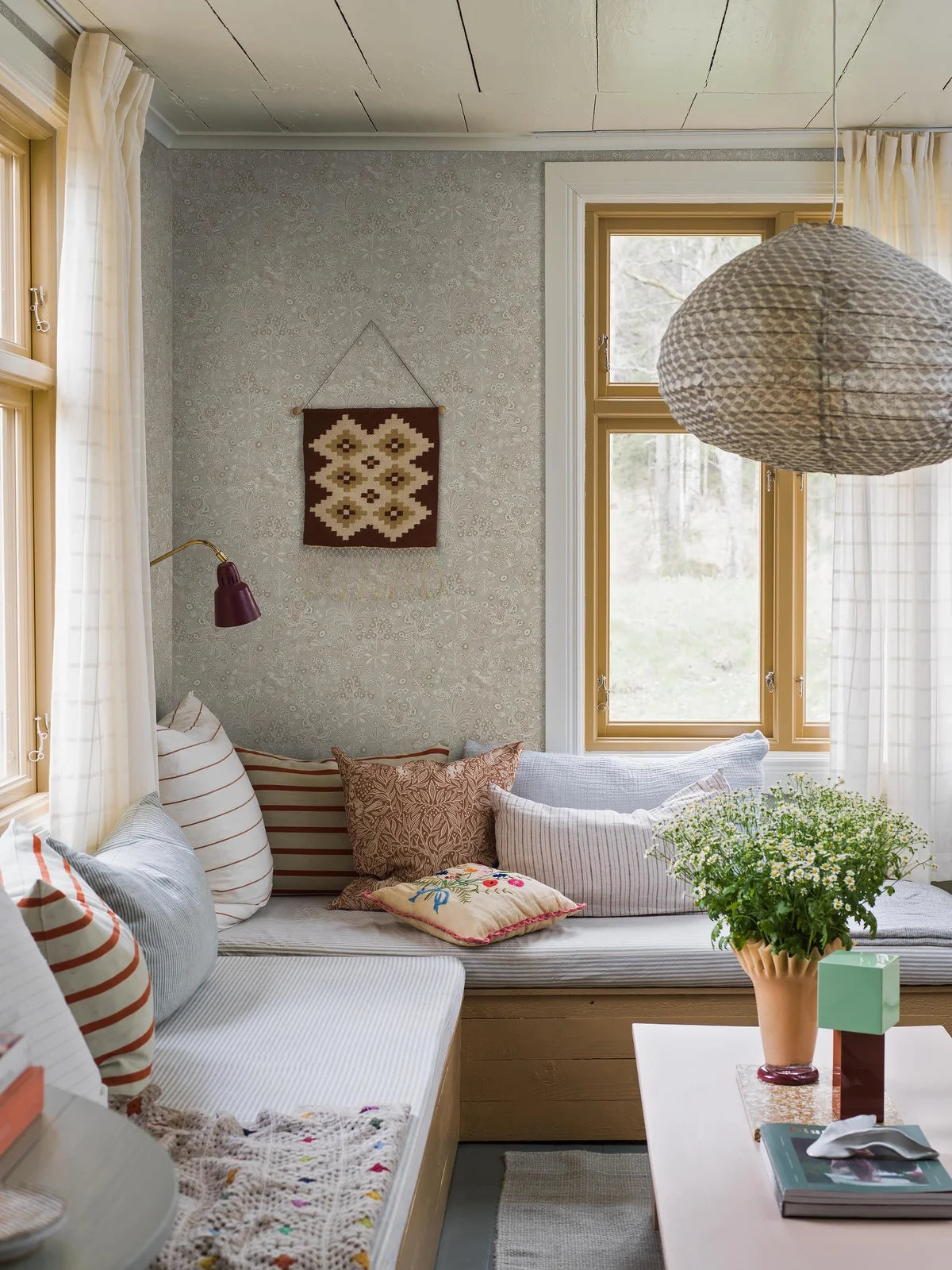 Beige floral pattern wallpaper TUVA with cream