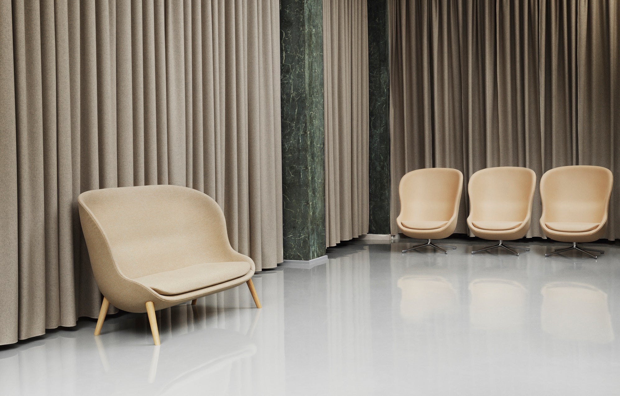 HYG gestoffeerde bank met eiken basis