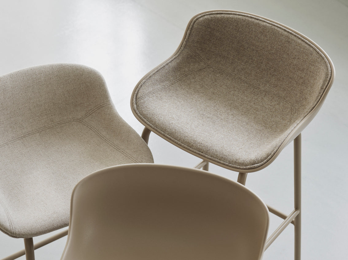 Gestoffeerde barkruk HYG met zandkleurige basis