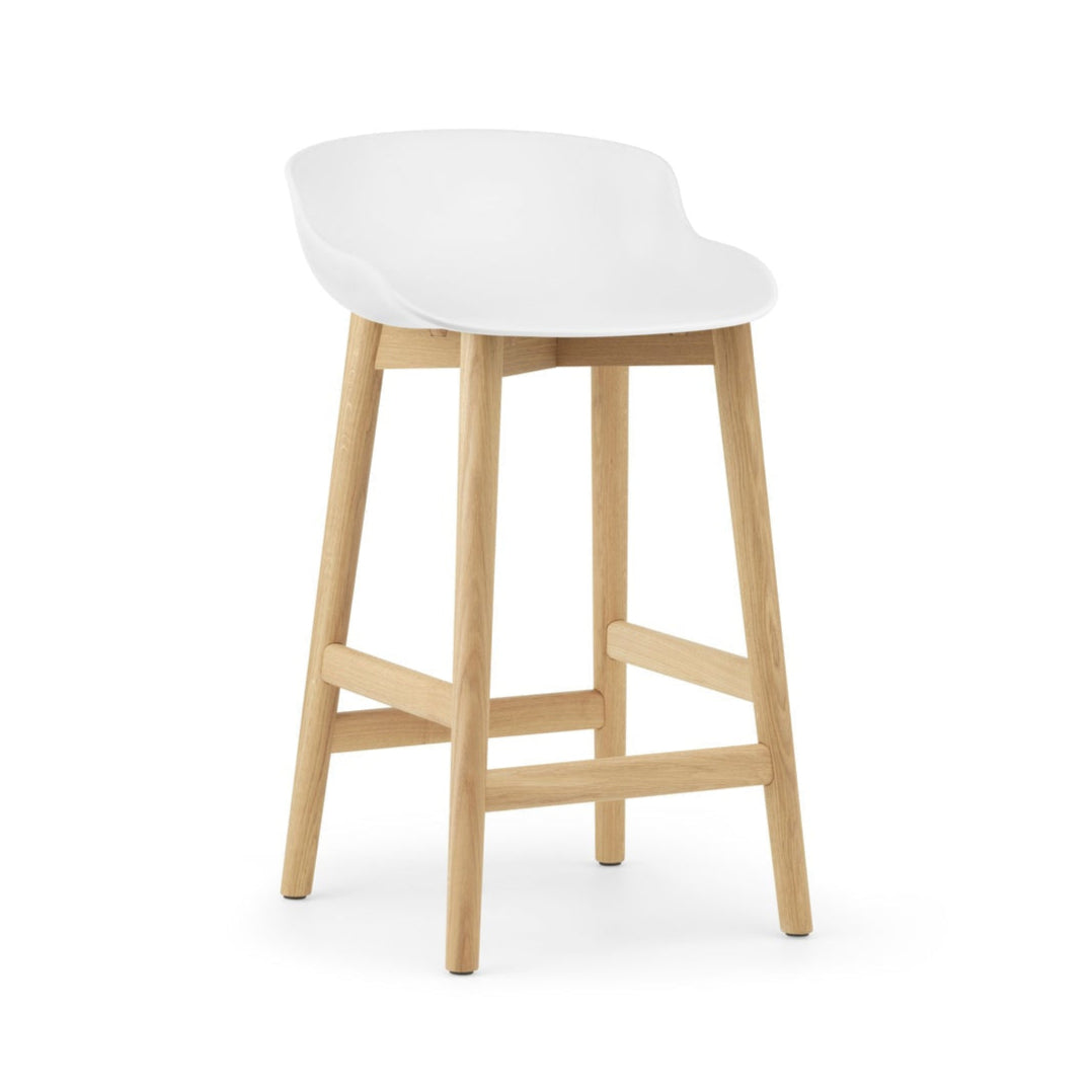 White Hyg Bar Chair with an oak base