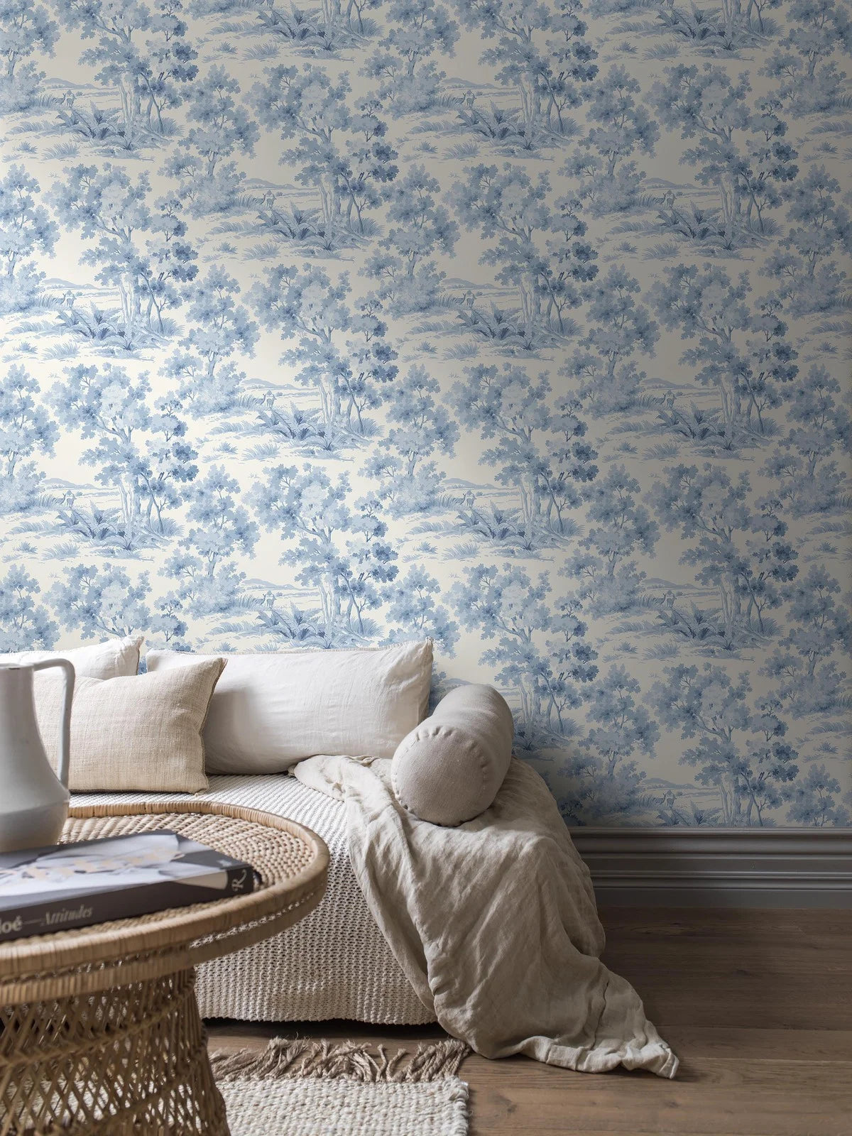 Vliesbehang met plantaal patroon LANDLIJK OCHTEND wit met blauw