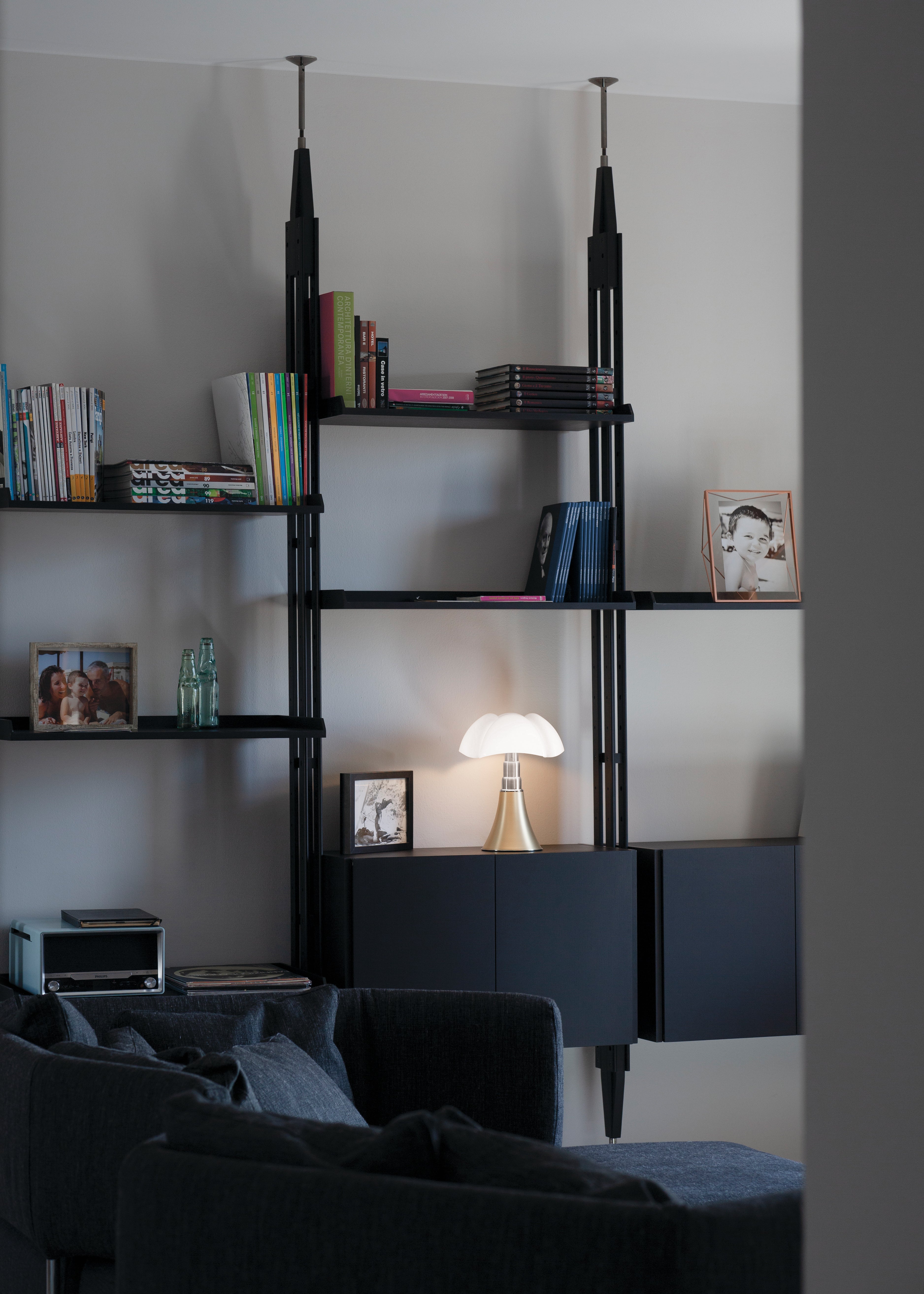 Tafellamp MINIPIPISTRELLO met opalen glazen kap en messing voet