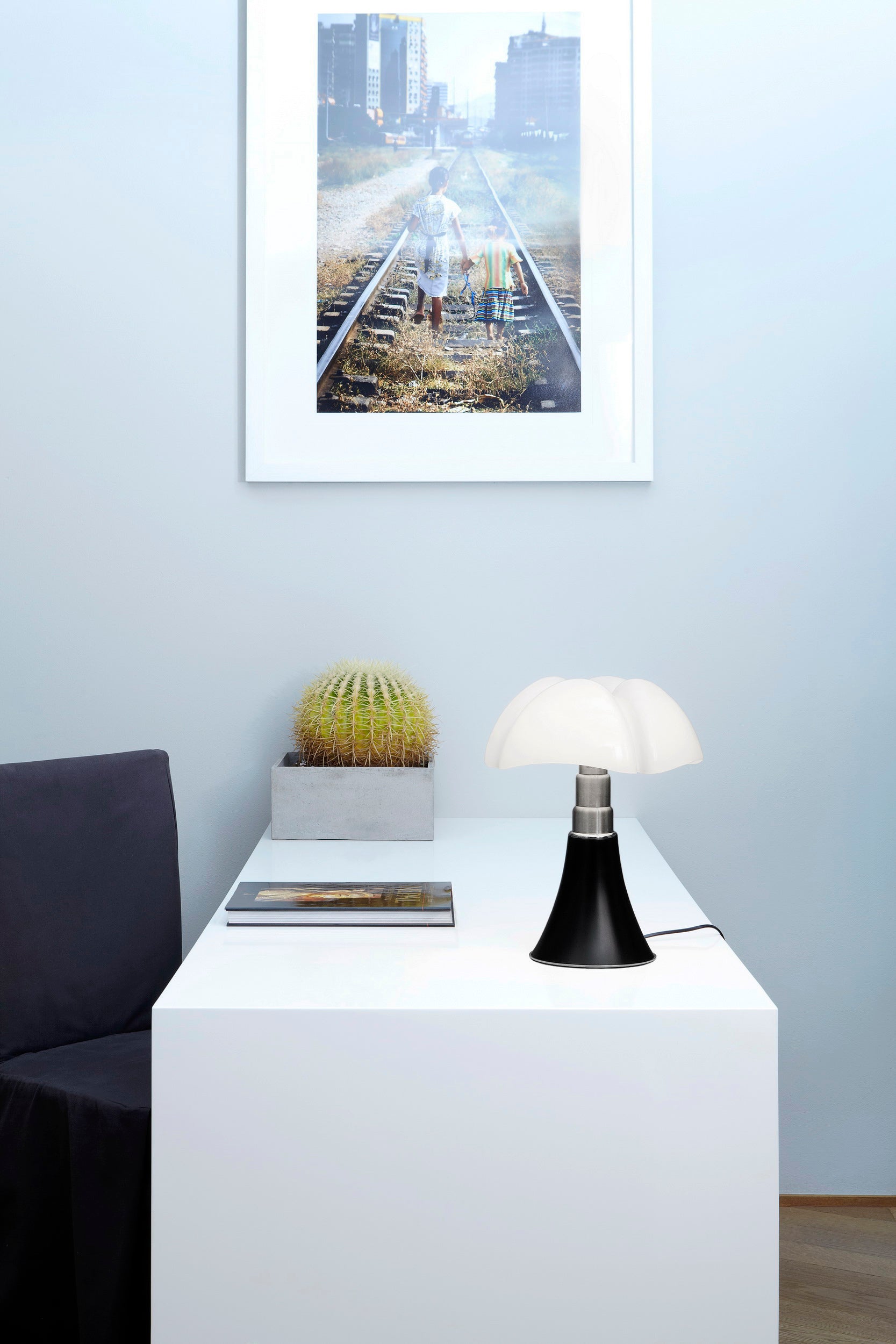 Tafellamp MINIPIPISTRELLO met opaal glazen kap en matte bronzen voet