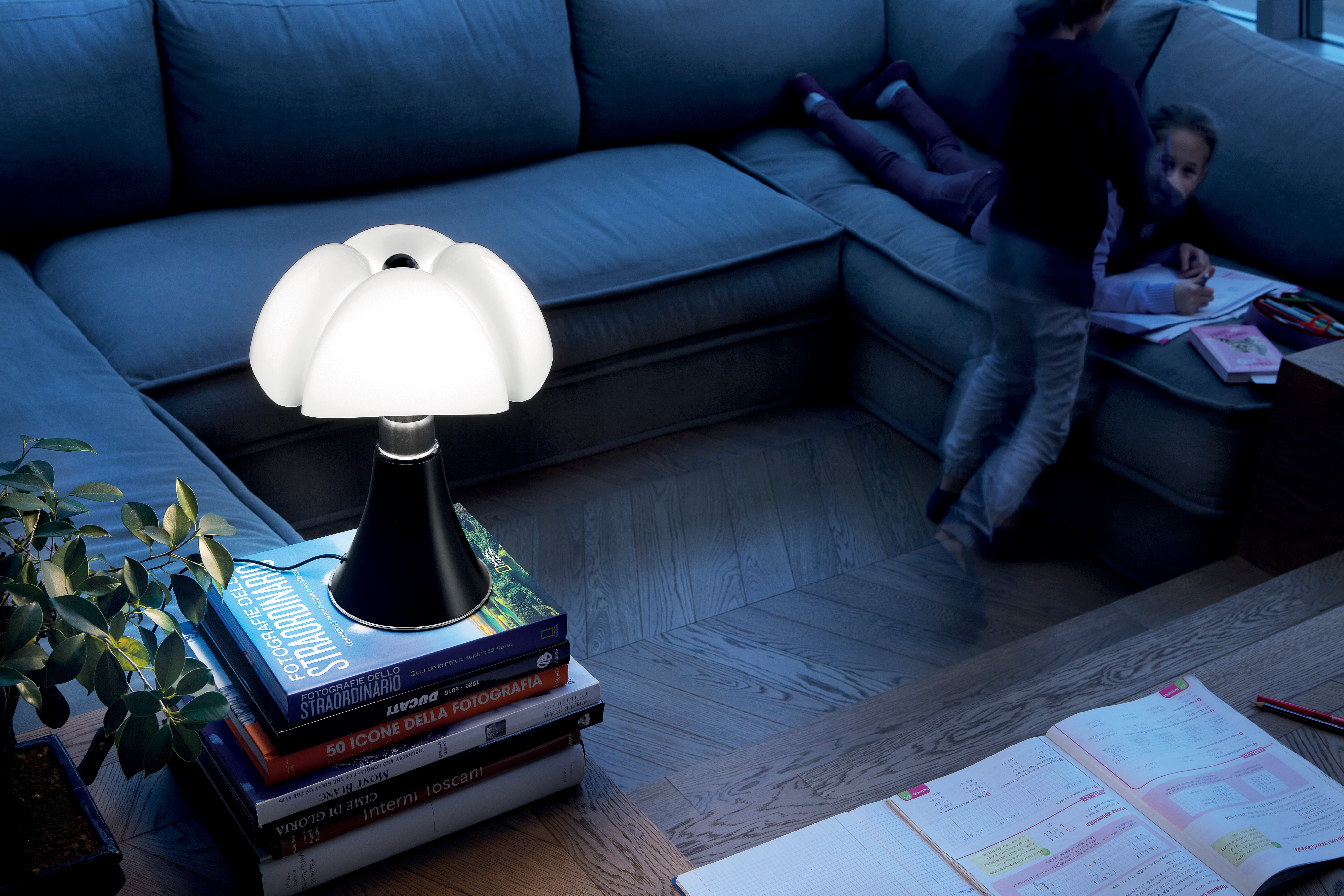 Tafellamp MINIPIPISTRELLO met opaal glazen kap en zwarte voet