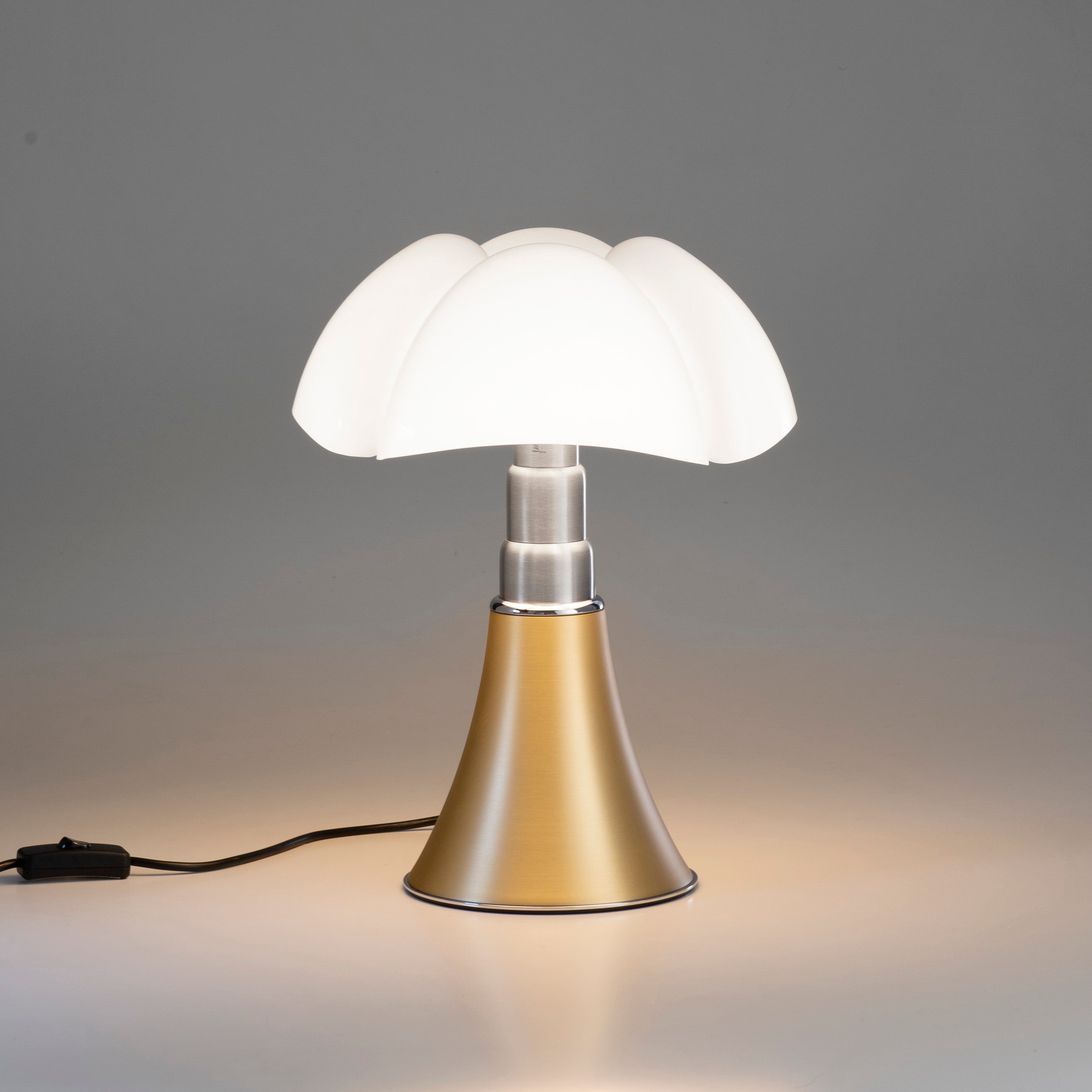 Tafellamp MINIPIPISTRELLO met opalen glazen kap en messing voet