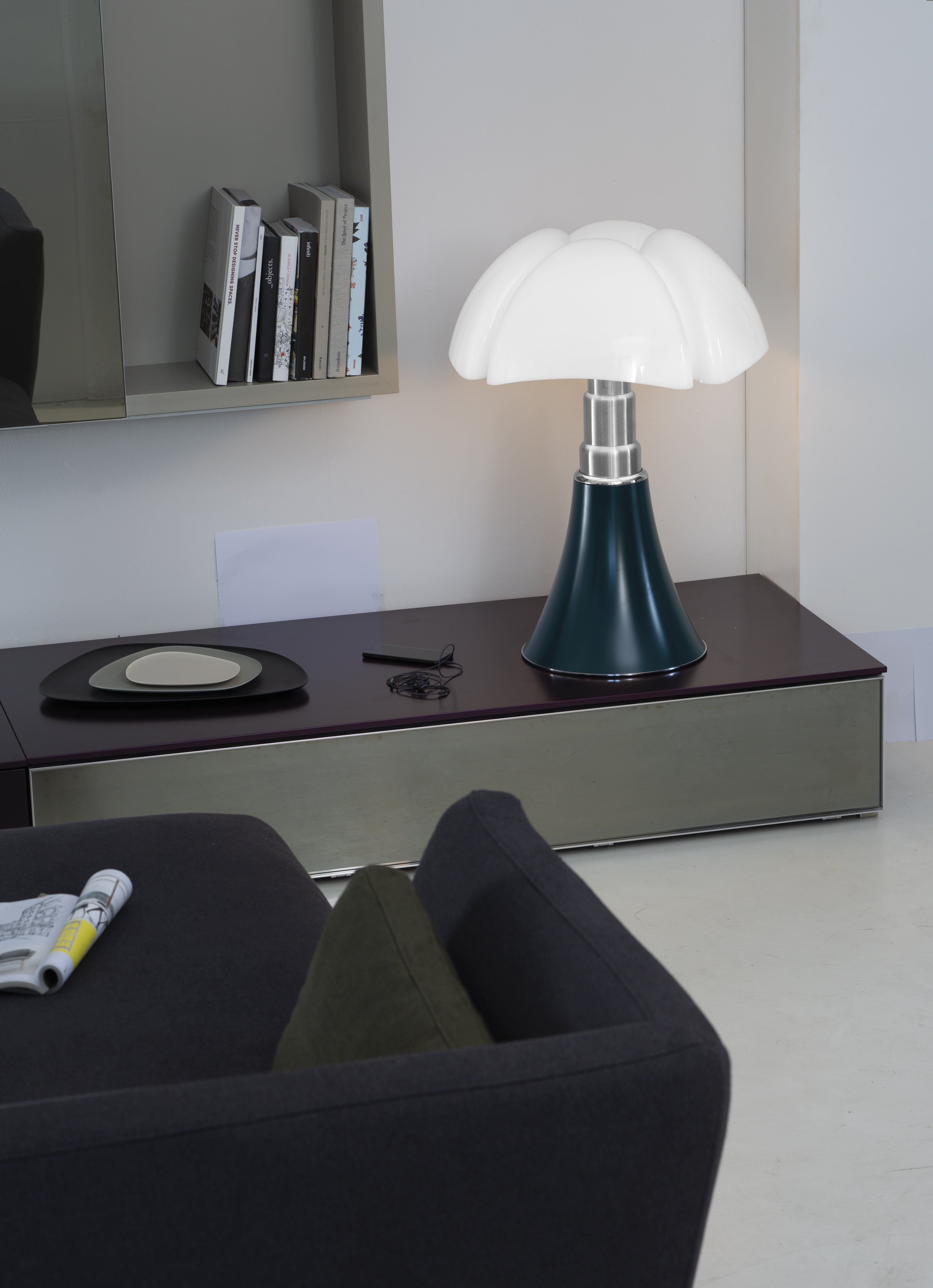 Tischlampe PIPISTRELLO MEDIUM mit opalinem Schirm und dunkelgrünem Fuß