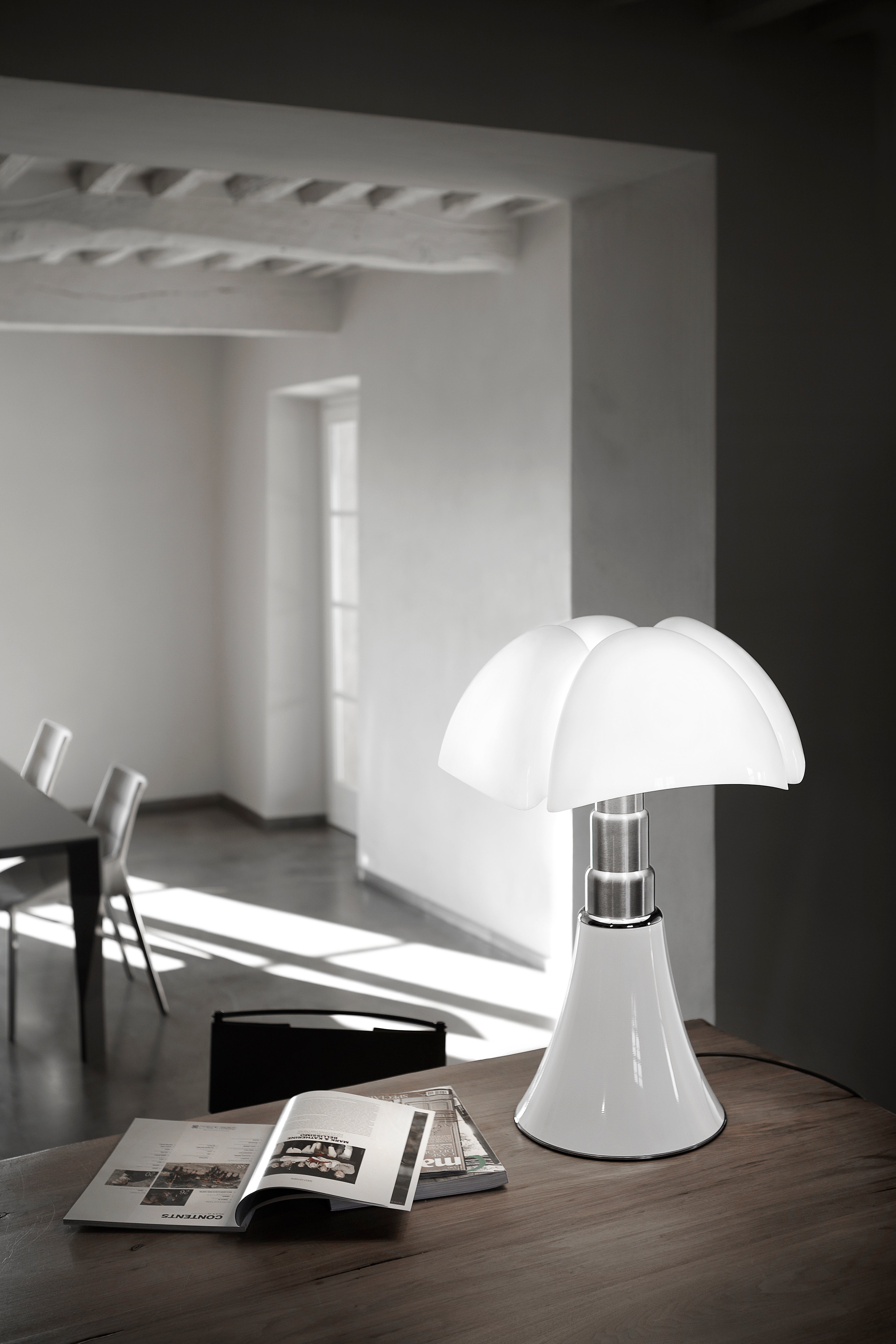 Lampa stołowa PIPISTRELLO opalowy klosz z białą podstawą
