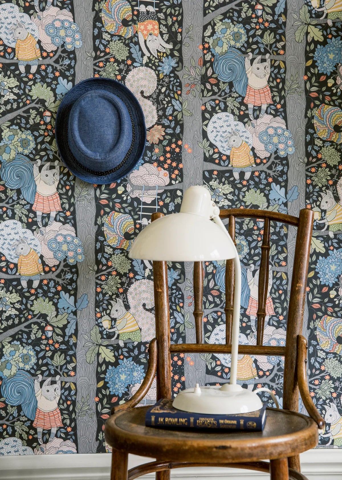 Kinderbehang met een sprookjesachtig bosmotief CHARLIE zwart met blauw