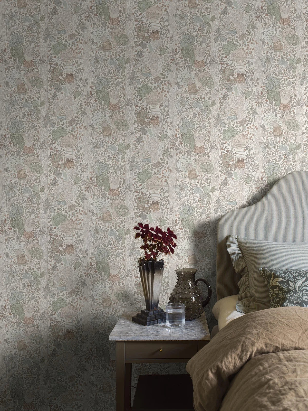 Kinder-Tapete mit dem Motiv eines Märchenwaldes CHARLIE creme mit grün