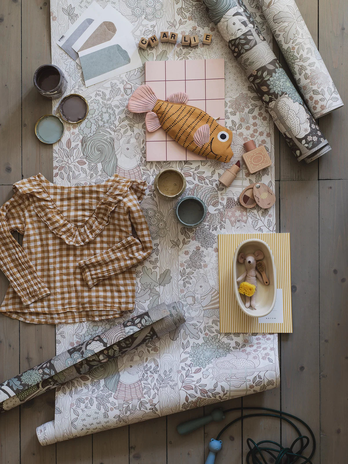 Kinder-Tapete mit dem Motiv eines Märchenwaldes CHARLIE creme mit grün