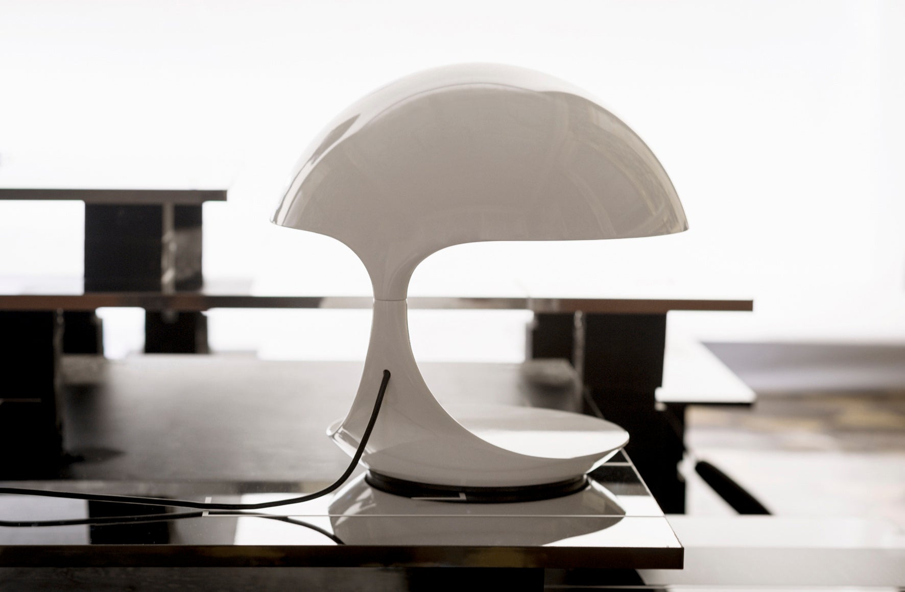 Tischlampe COBRA in glänzendem Weiß