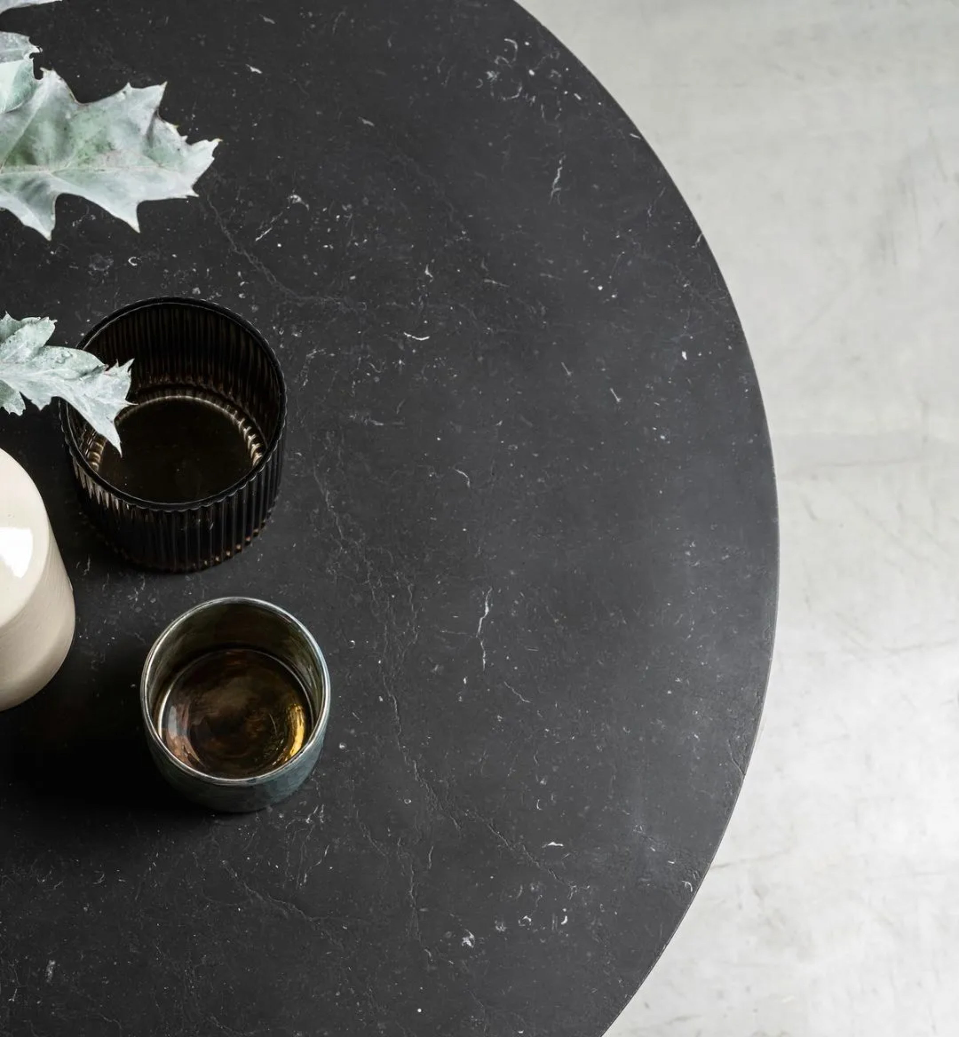 Ronde tafel MOON met geborsteld marmeren blad en zwarte stalen basis