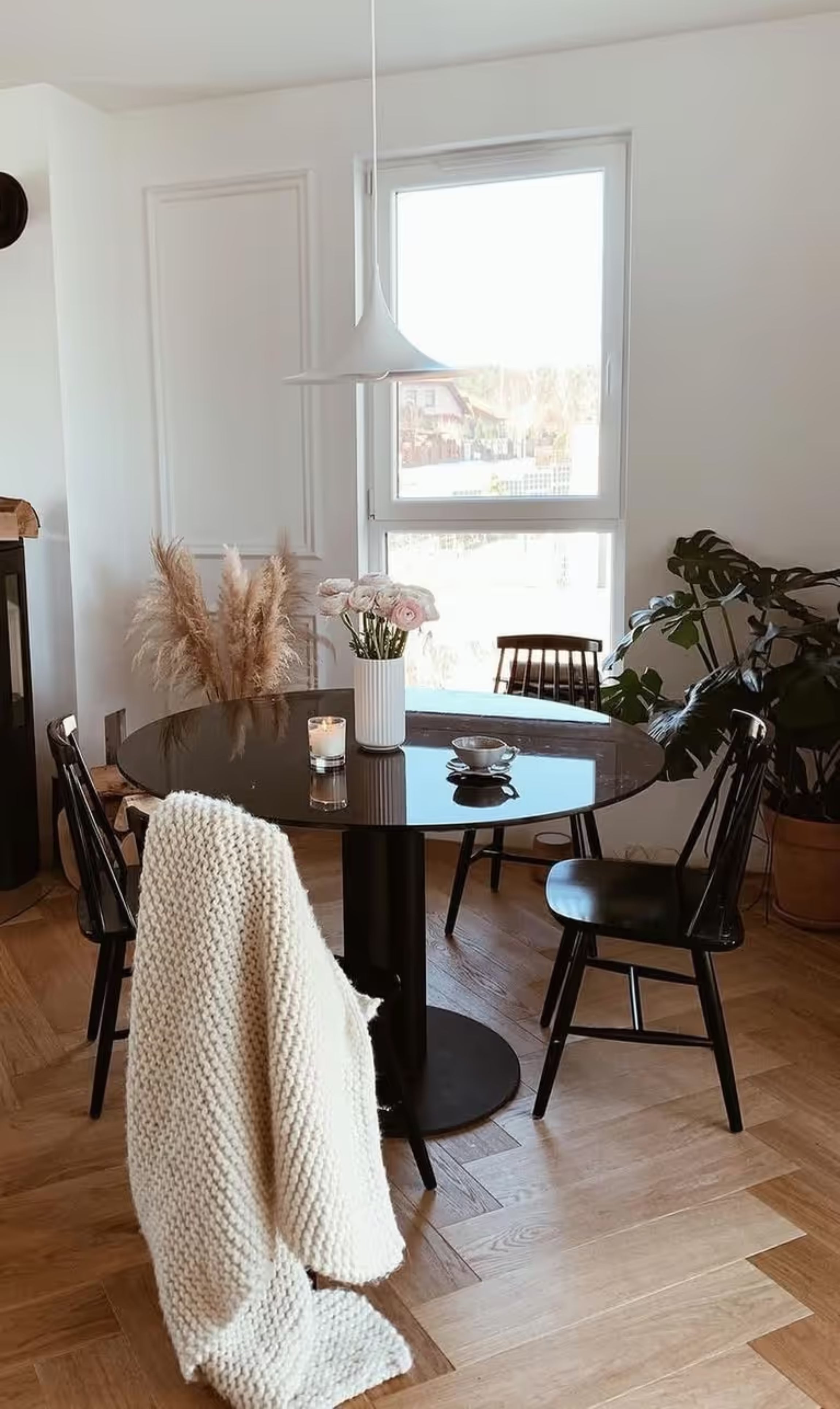 Ronde tafel MOON met geborsteld marmeren blad en zwarte stalen basis
