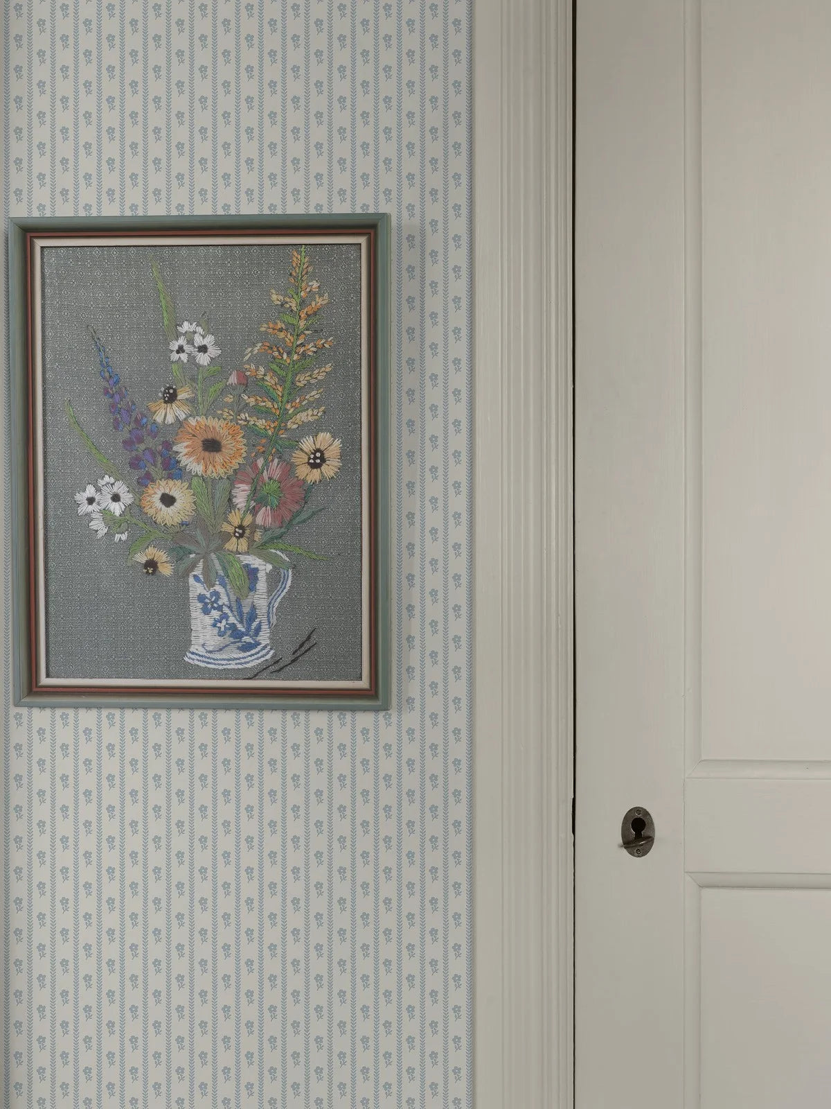Behang in lijnen met plantaal motief LILLA LYCKAN wit met blauw
